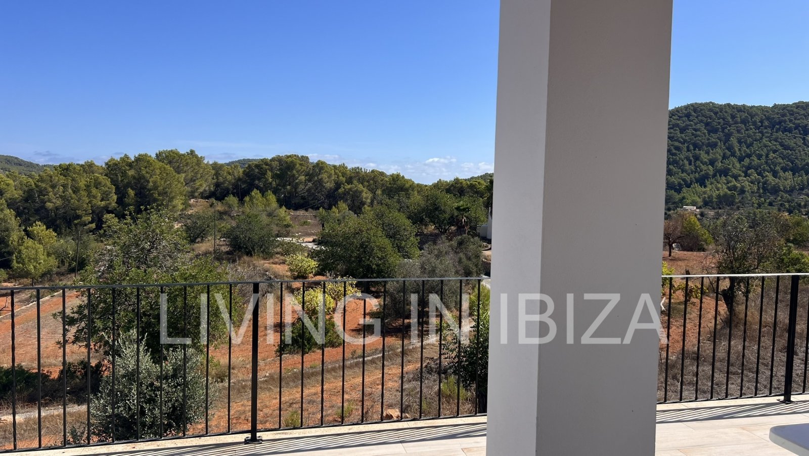 For rent: Detached house in San Vicente, Ibiza. Approximately 140 m² on a plot of about 1,000 m². No neighbours nearby.