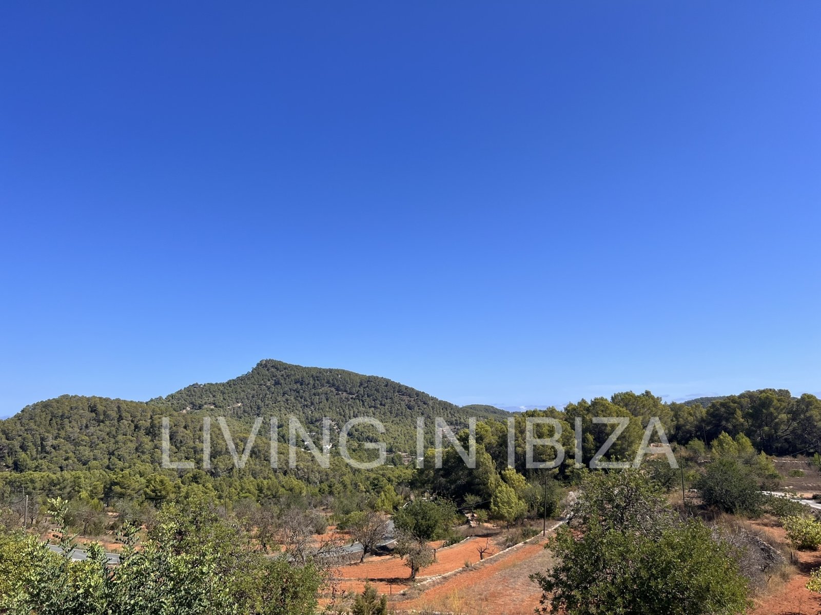 For rent: Detached house in San Vicente, Ibiza. Approximately 140 m² on a plot of about 1,000 m². No neighbours nearby.
