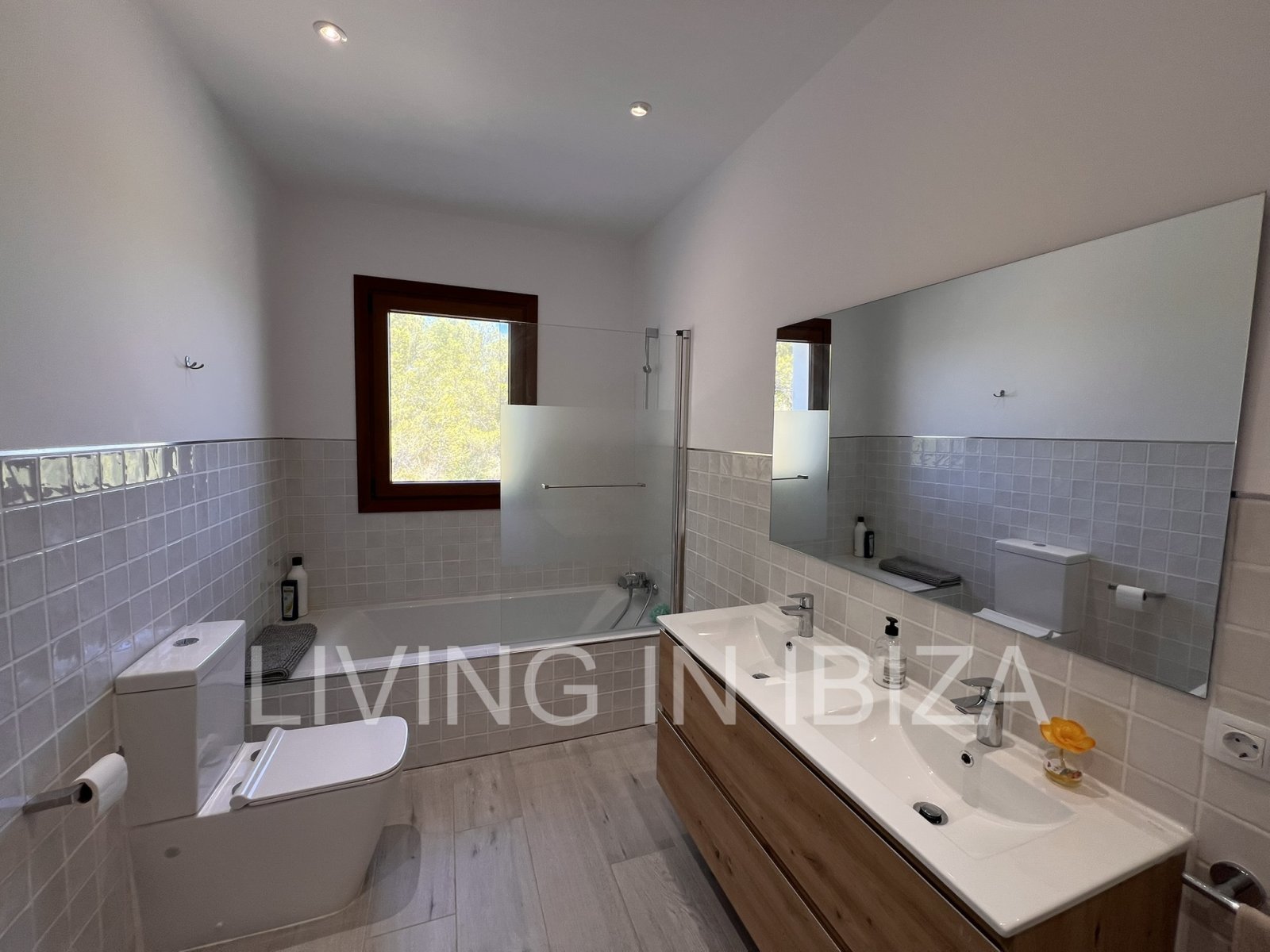 For rent: Detached house in San Vicente, Ibiza. Approximately 140 m² on a plot of about 1,000 m². No neighbours nearby.