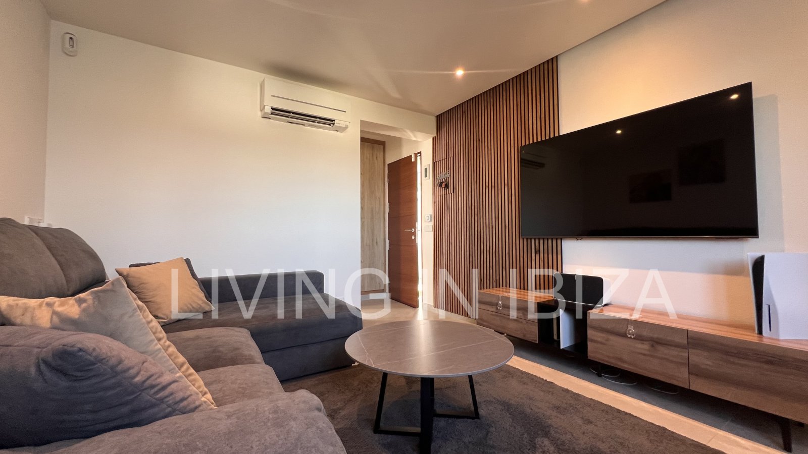 Penthouse for sale on the island of Ibiza. Elegant property with spectacular sea views.