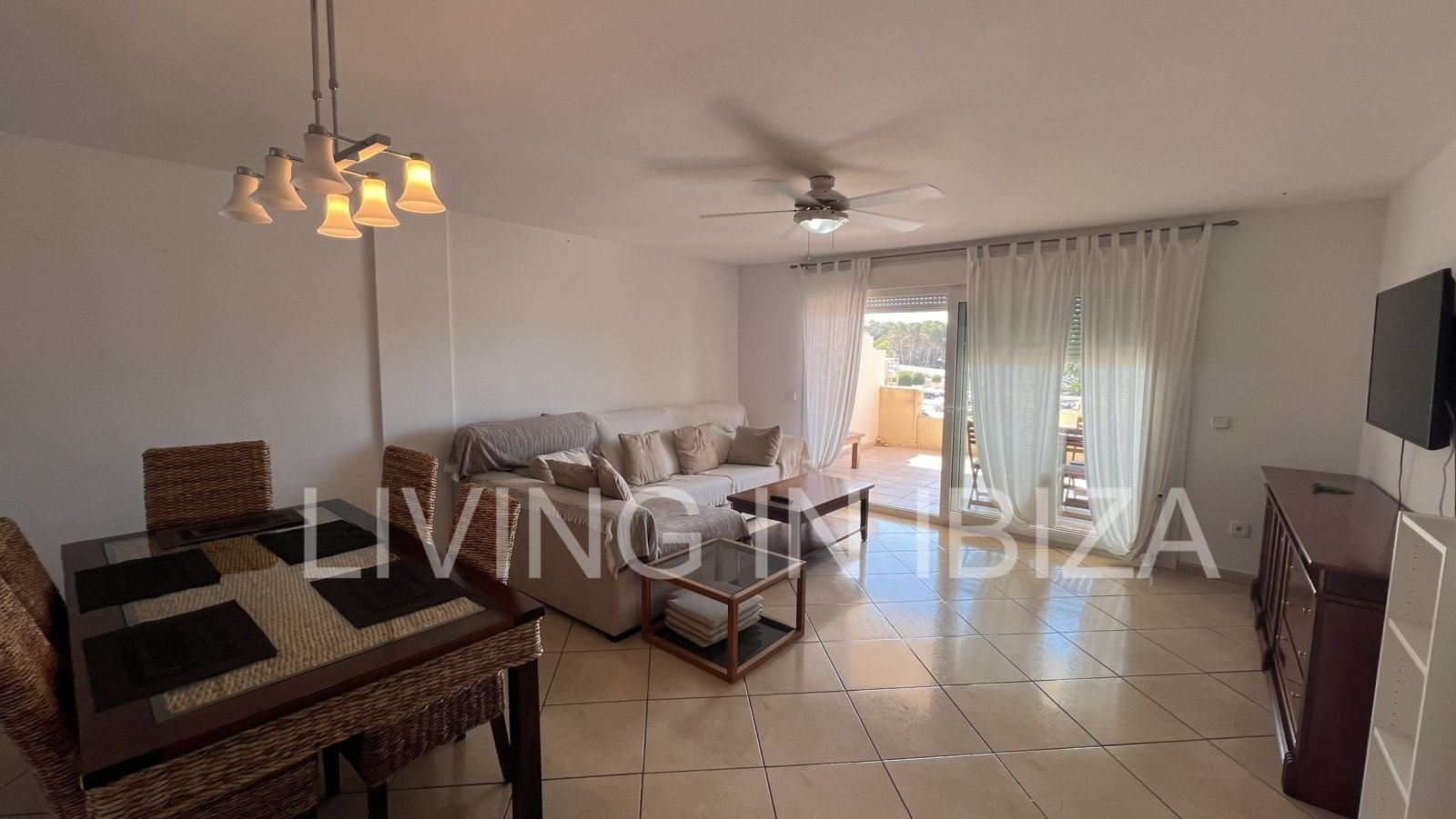 Annual rent / Long term contract - Very spacious, beautiful and cozy apartment in Santa Eulalia del Río, Ibiza. With community pool and garden.