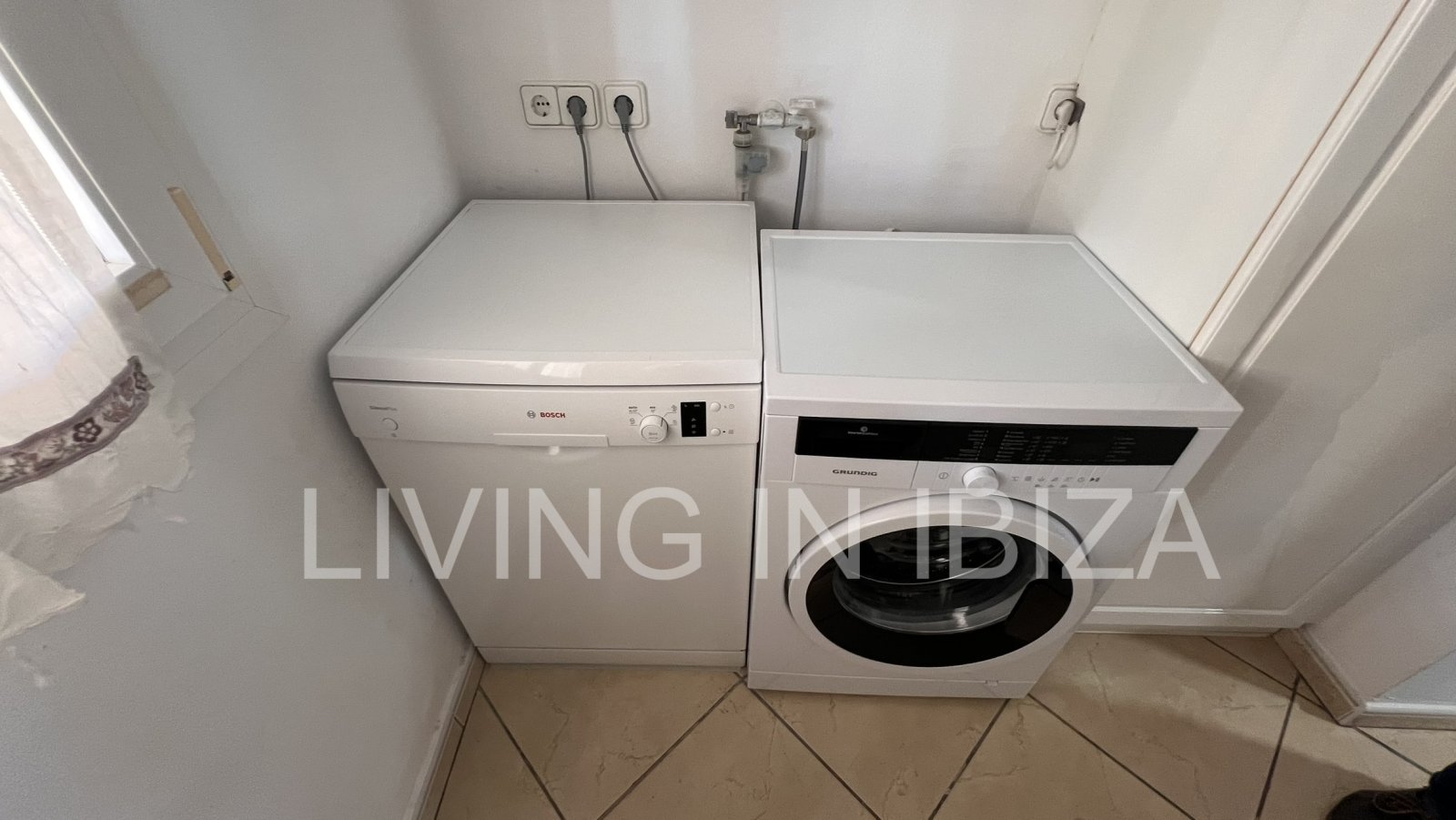 Annual rent / Long term contract - Very spacious, beautiful and cozy apartment in Santa Eulalia del Río, Ibiza. With community pool and garden.