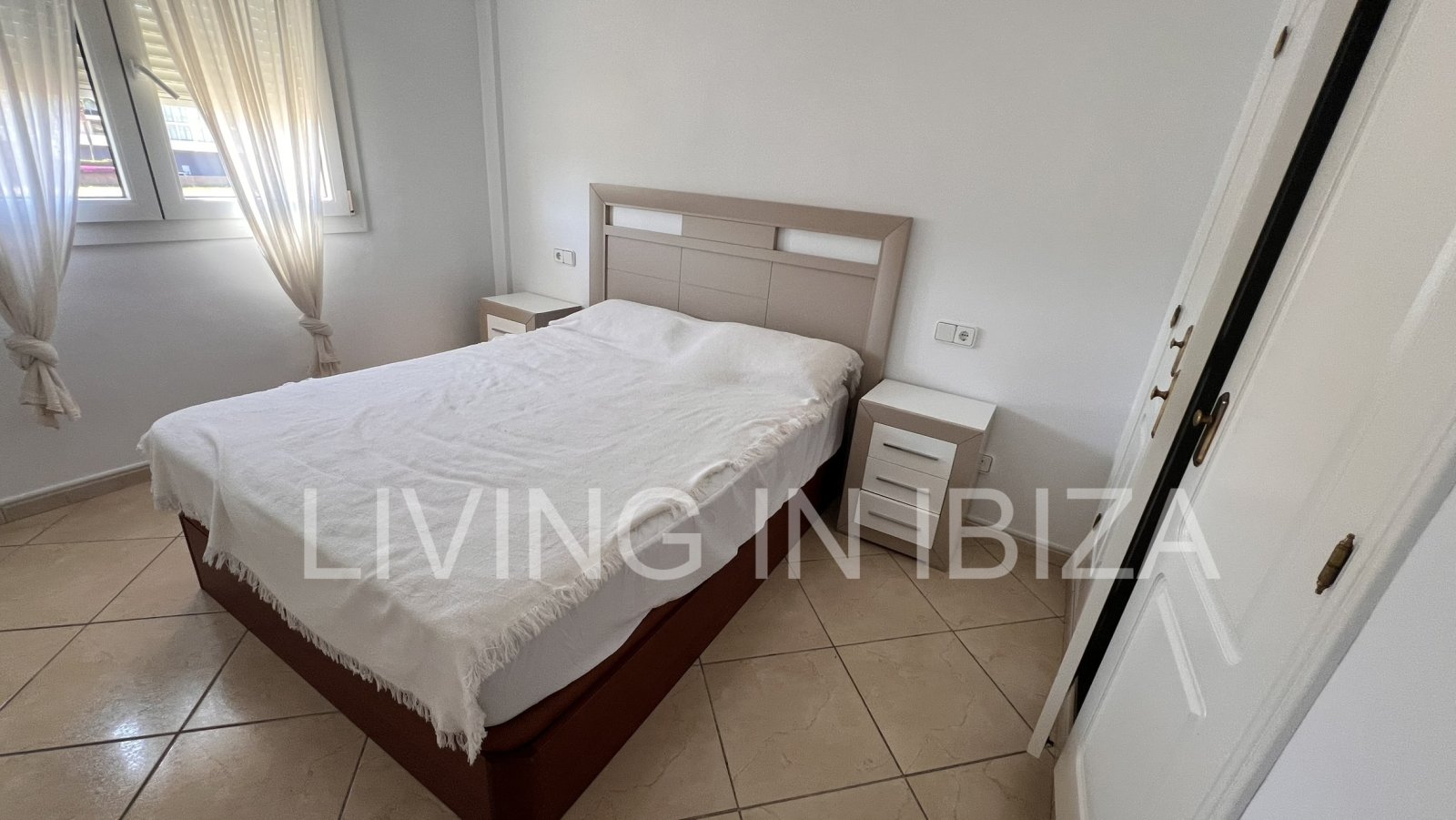 Annual rent / Long term contract - Very spacious, beautiful and cozy apartment in Santa Eulalia del Río, Ibiza. With community pool and garden.