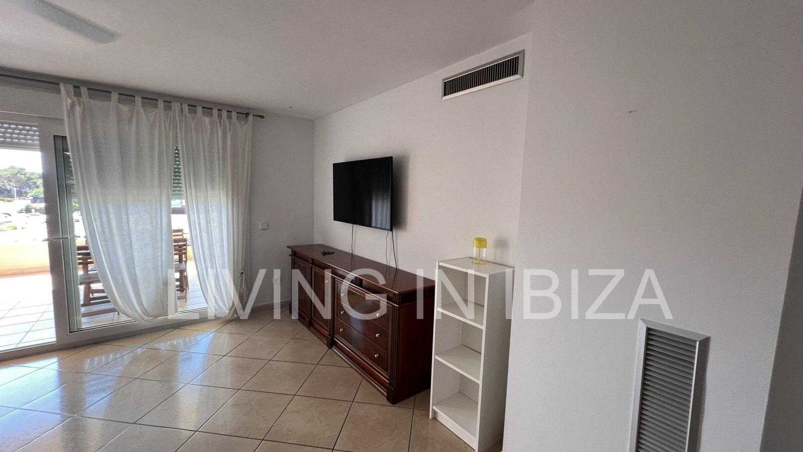 Annual rent / Long term contract - Very spacious, beautiful and cozy apartment in Santa Eulalia del Río, Ibiza. With community pool and garden.