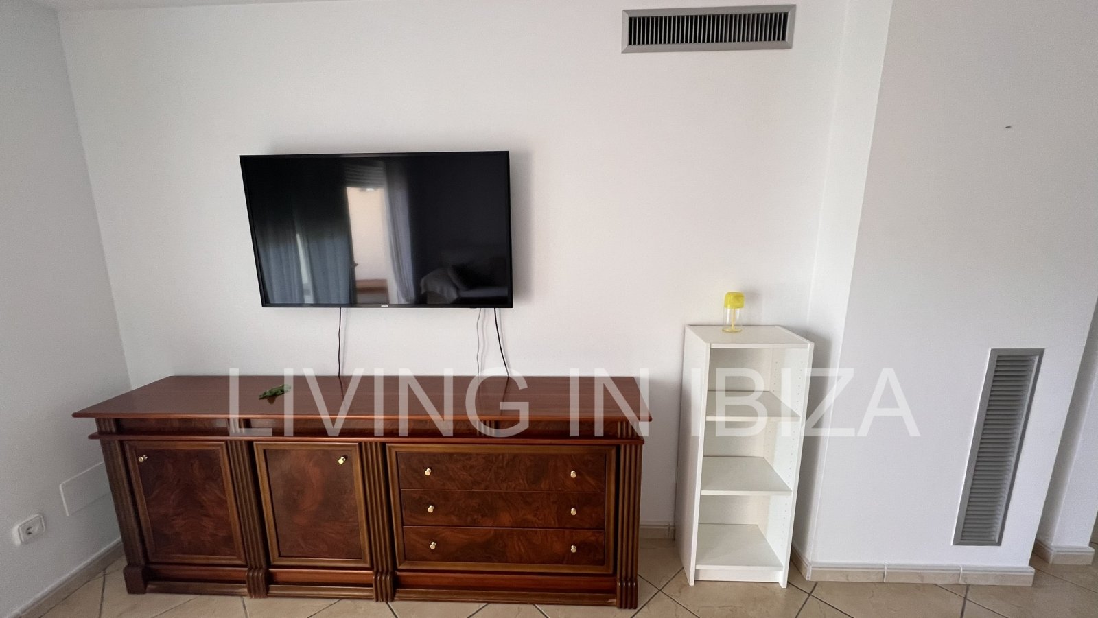 Annual rent / Long term contract - Very spacious, beautiful and cozy apartment in Santa Eulalia del Río, Ibiza. With community pool and garden.