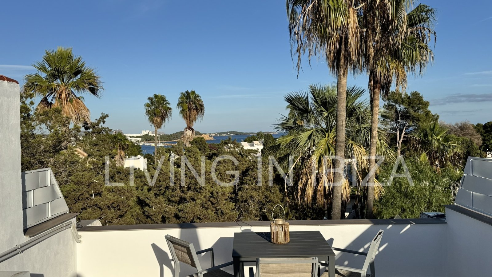 Santa Eulalia del Rio: For sale. A unique opportunity in Ibiza. A modern, bright townhouse located in the exclusive, quiet residential area of Siesta in Sta Eulalia 