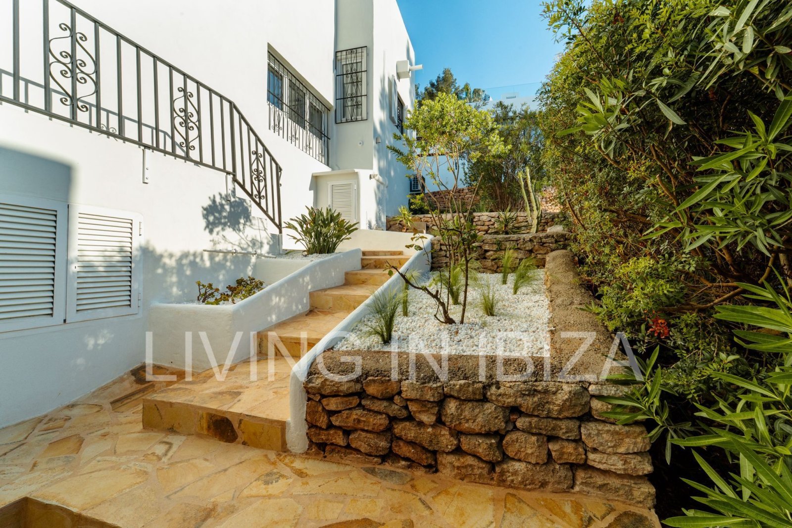Annual rent. This spectacular house is available to rent in the peaceful residential a in a residential area in Siesta, Santa Eulalia del Río, Ibiza.