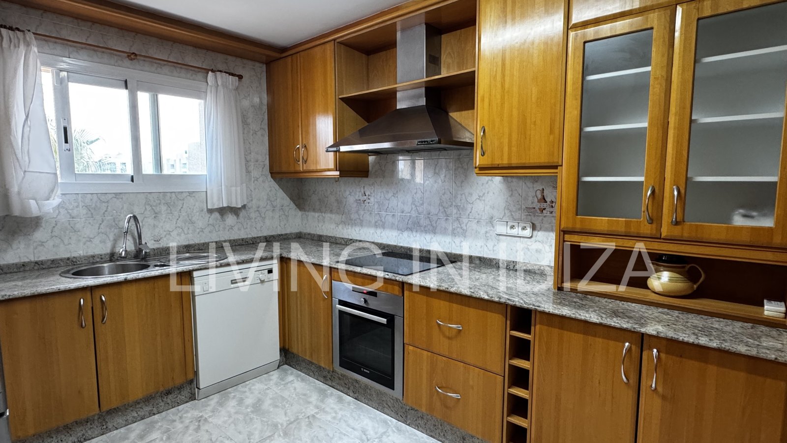 For sale: Bright penthouse with two terraces and 360-degree views in the centre of Santa Eulalia del Río in Ibiza. Optional 1/2 parking spaces