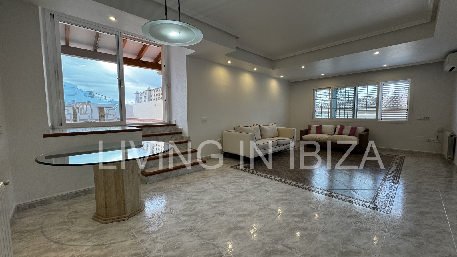 For sale: Bright penthouse with two terraces and 360-degree views in the centre of Santa Eulalia del Río in Ibiza. Optional 1/2 parking spaces