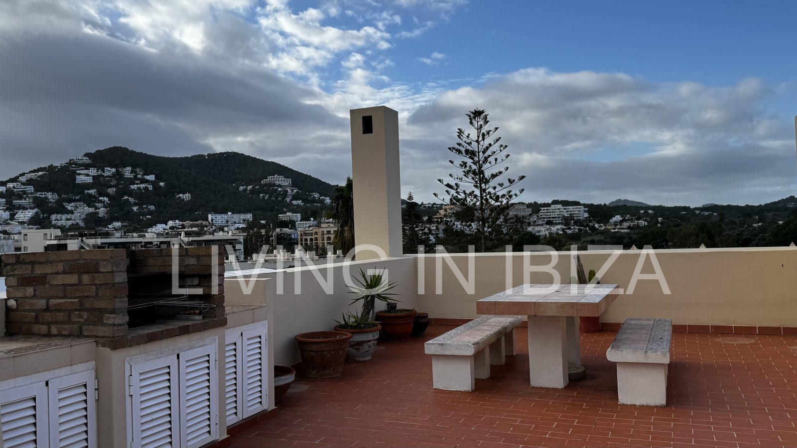 For sale: Bright penthouse with two terraces and 360-degree views in the centre of Santa Eulalia del Río in Ibiza. Optional 1/2 parking spaces