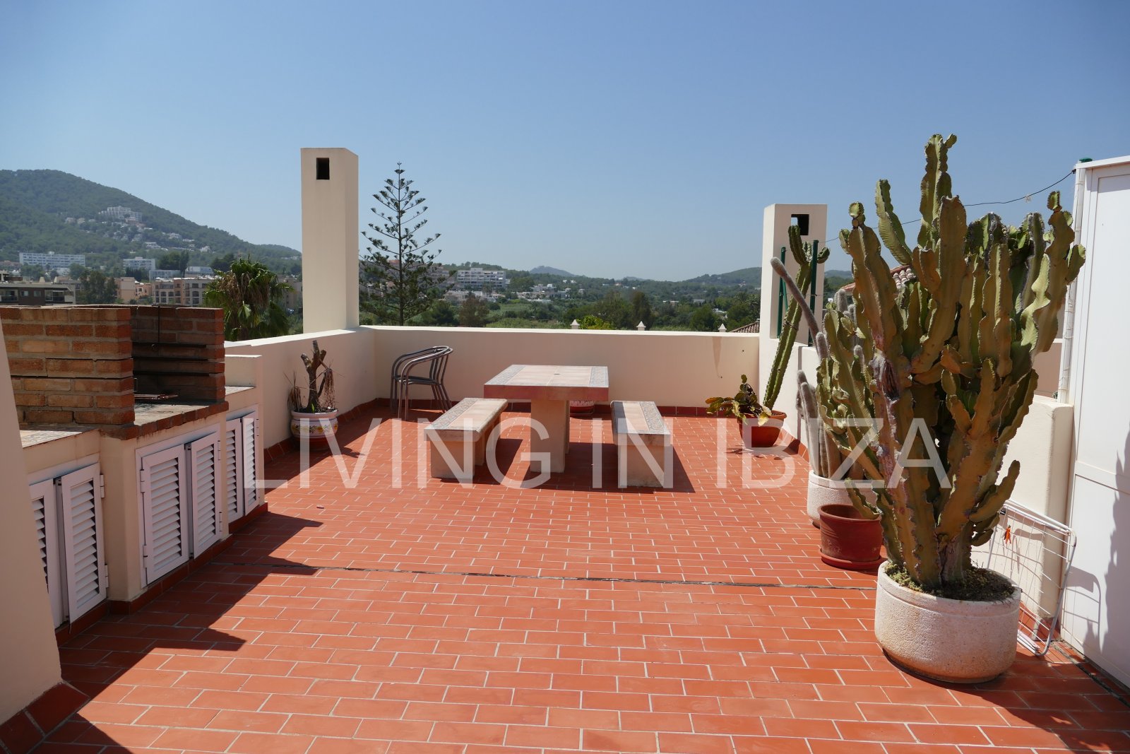 For sale: Bright penthouse with two terraces and 360-degree views in the centre of Santa Eulalia del Río in Ibiza. Optional 1/2 parking spaces