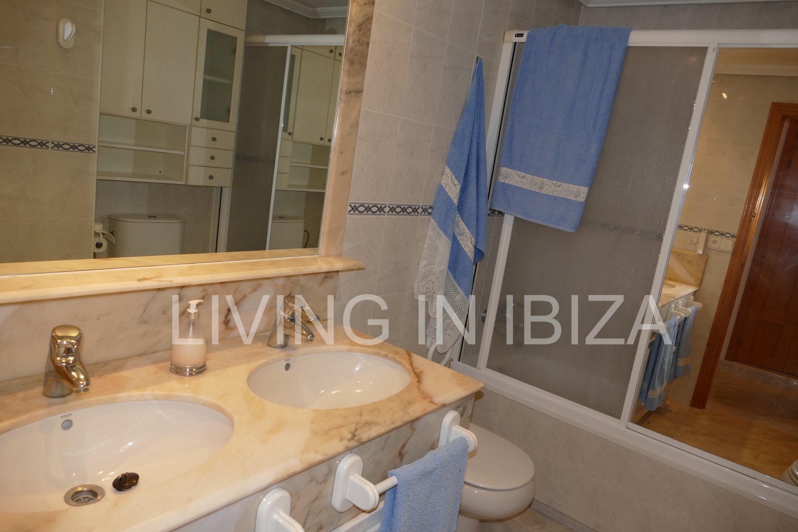 For sale: Bright penthouse with two terraces and 360-degree views in the centre of Santa Eulalia del Río in Ibiza. Optional 1/2 parking spaces