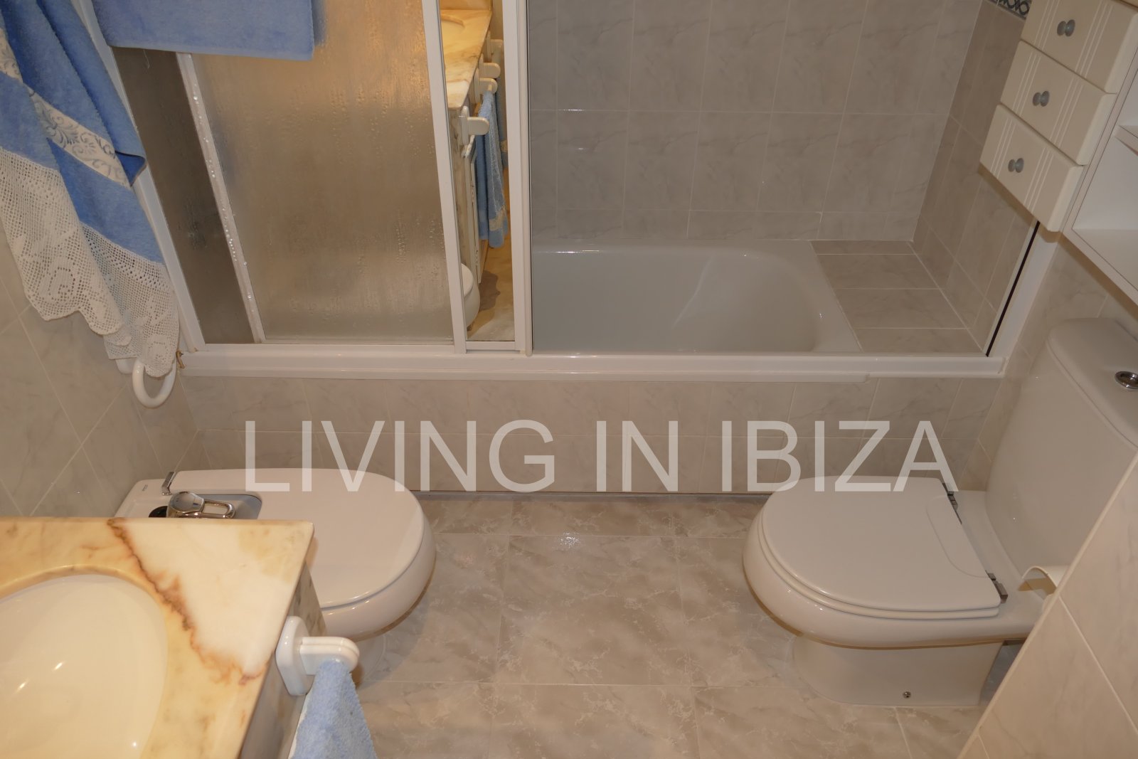 For sale: Bright penthouse with two terraces and 360-degree views in the centre of Santa Eulalia del Río in Ibiza. Optional 1/2 parking spaces