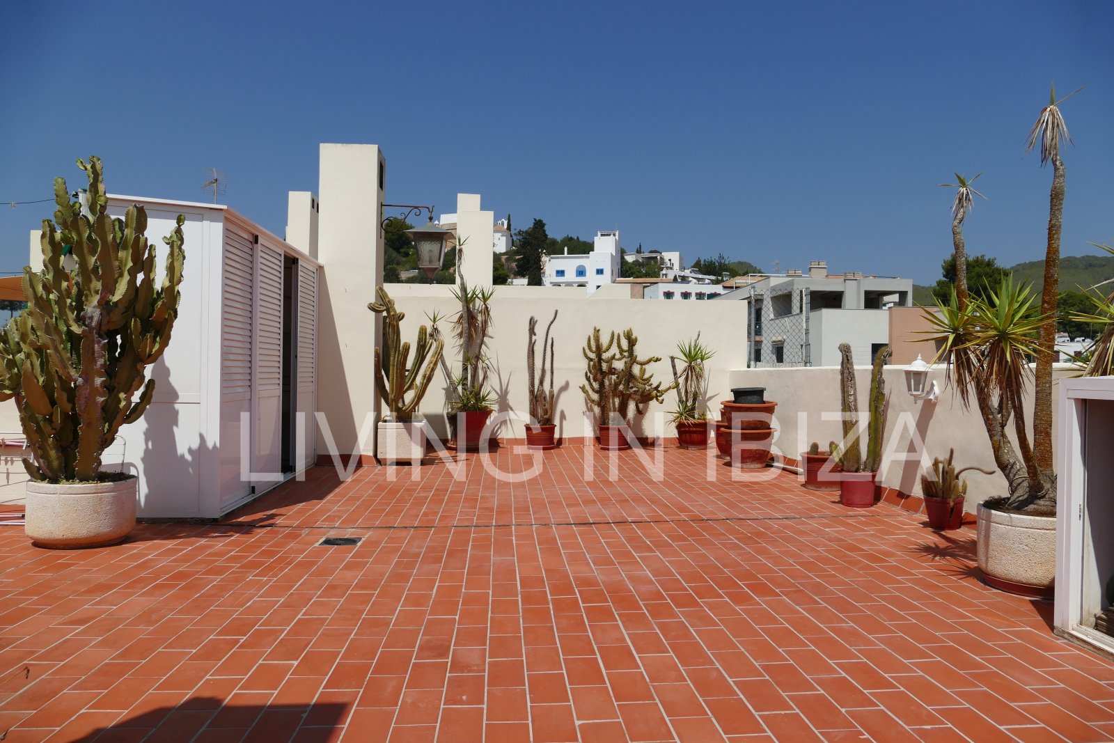For sale: Bright penthouse with two terraces and 360-degree views in the centre of Santa Eulalia del Río in Ibiza. Optional 1/2 parking spaces