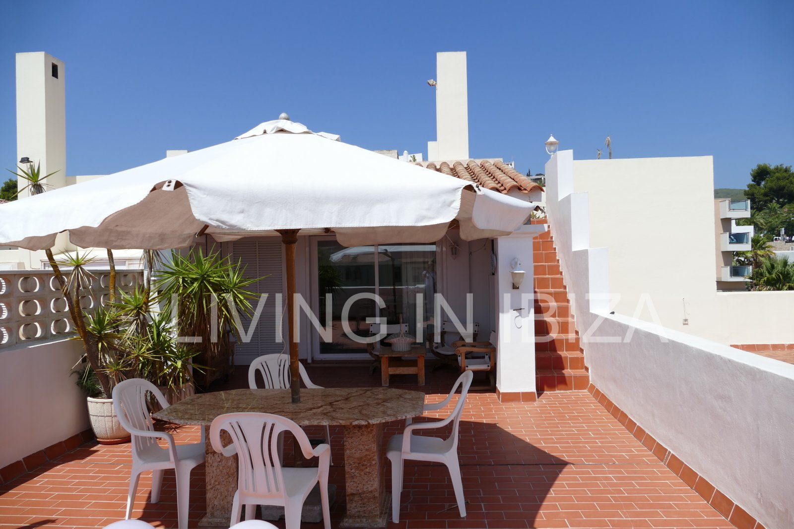 For sale: Bright penthouse with two terraces and 360-degree views in the centre of Santa Eulalia del Río in Ibiza. Optional 1/2 parking spaces