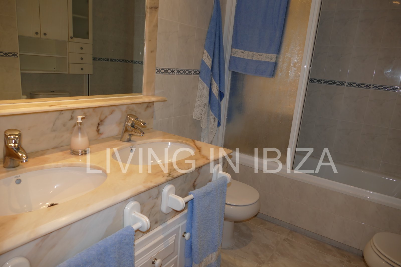 For sale: Bright penthouse with two terraces and 360-degree views in the centre of Santa Eulalia del Río in Ibiza. Optional 1/2 parking spaces