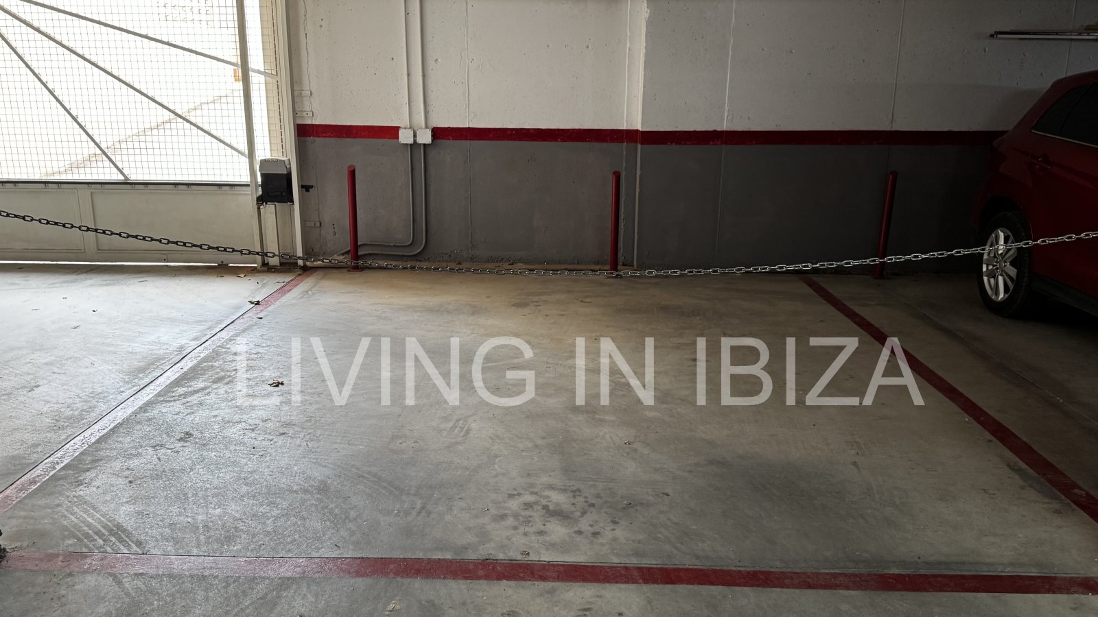 For sale: Bright penthouse with two terraces and 360-degree views in the centre of Santa Eulalia del Río in Ibiza. Optional 1/2 parking spaces