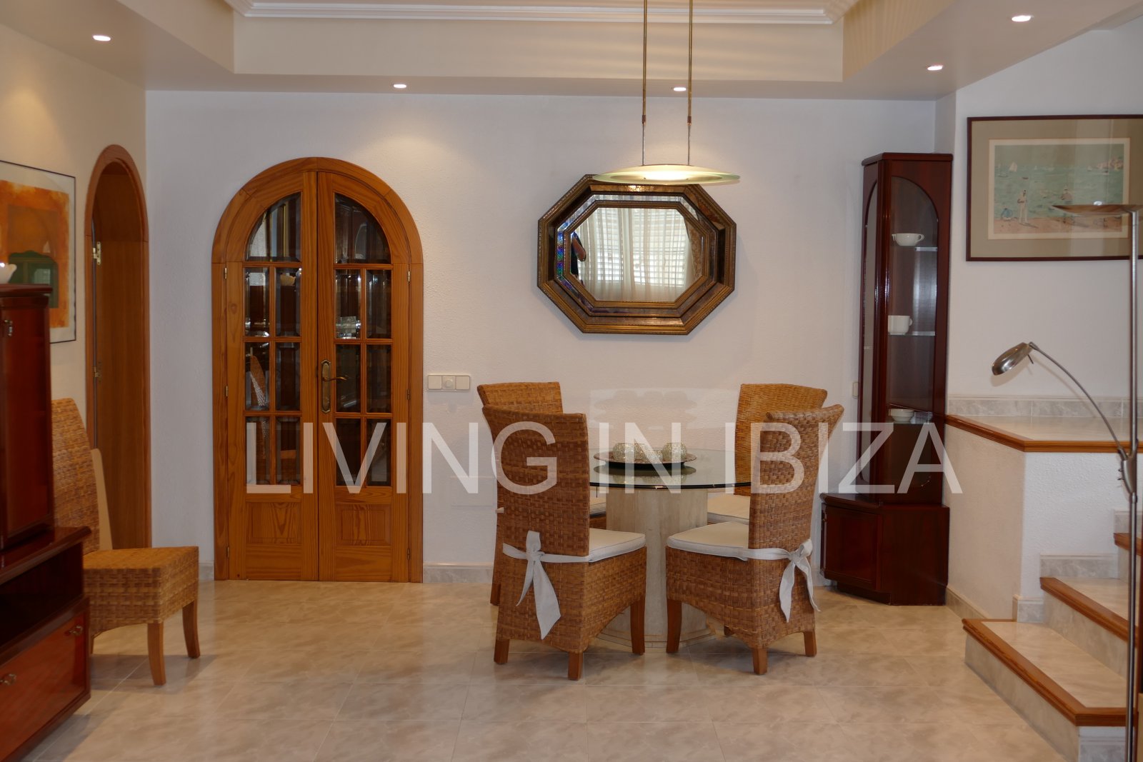 For sale: Bright penthouse with two terraces and 360-degree views in the centre of Santa Eulalia del Río in Ibiza. Optional 1/2 parking spaces