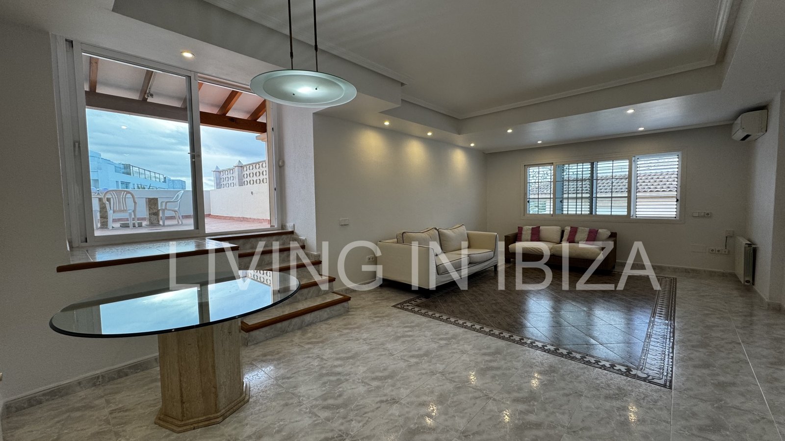For sale: Bright penthouse with two terraces and 360-degree views in the centre of Santa Eulalia del Río in Ibiza. Optional 1/2 parking spaces