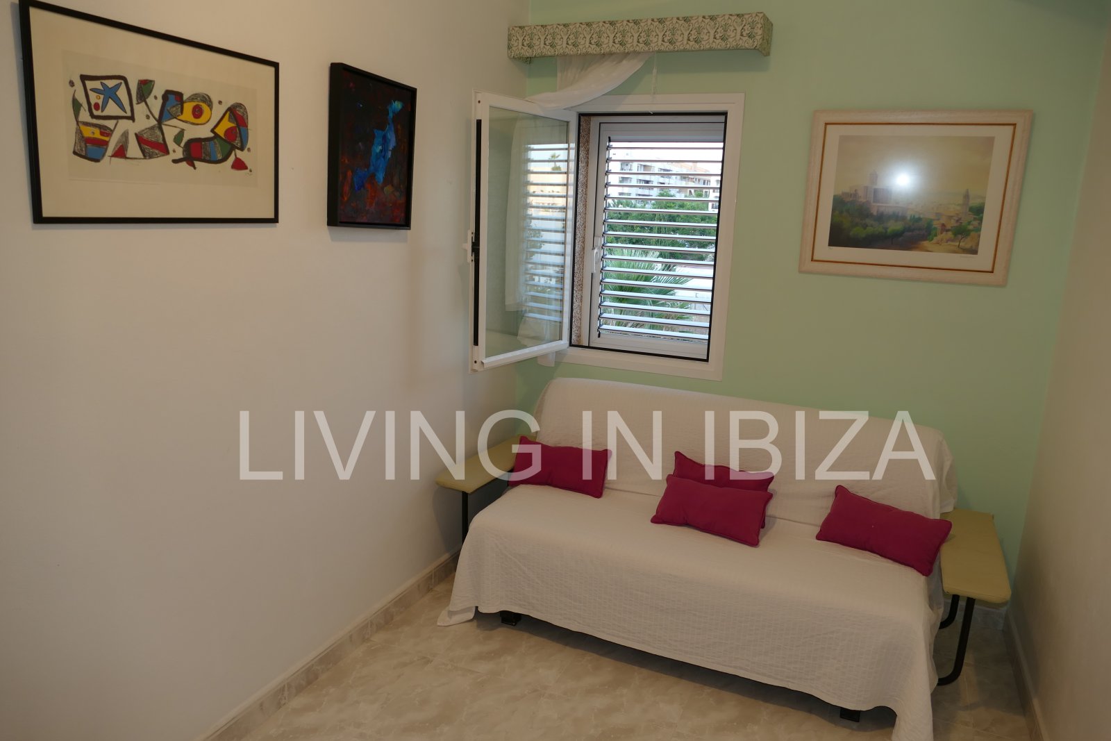 For sale: Bright penthouse with two terraces and 360-degree views in the centre of Santa Eulalia del Río in Ibiza. Optional 1/2 parking spaces