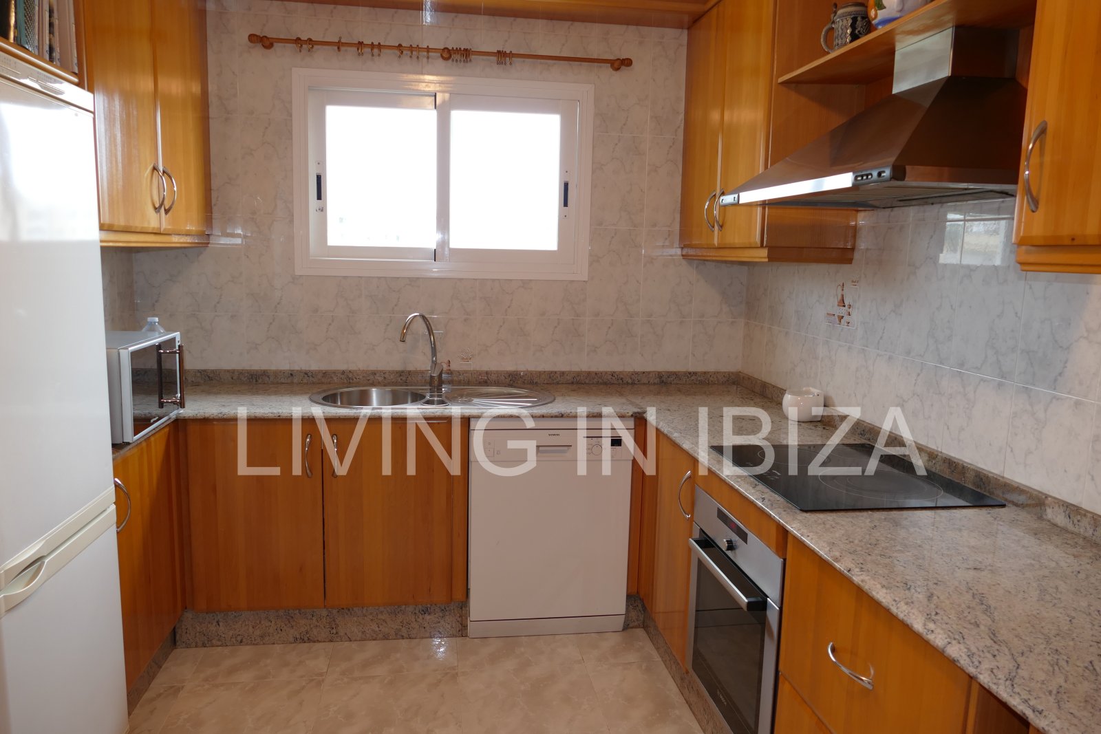 For sale: Bright penthouse with two terraces and 360-degree views in the centre of Santa Eulalia del Río in Ibiza. Optional 1/2 parking spaces