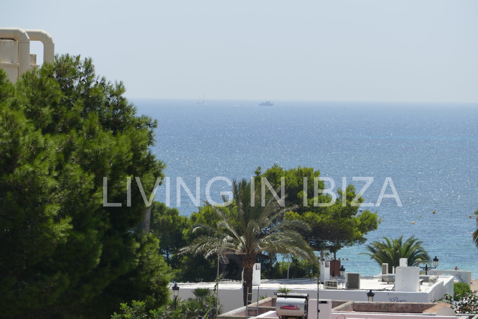 For sale: Bright penthouse with two terraces and 360-degree views in the centre of Santa Eulalia del Río in Ibiza. Optional 1/2 parking spaces