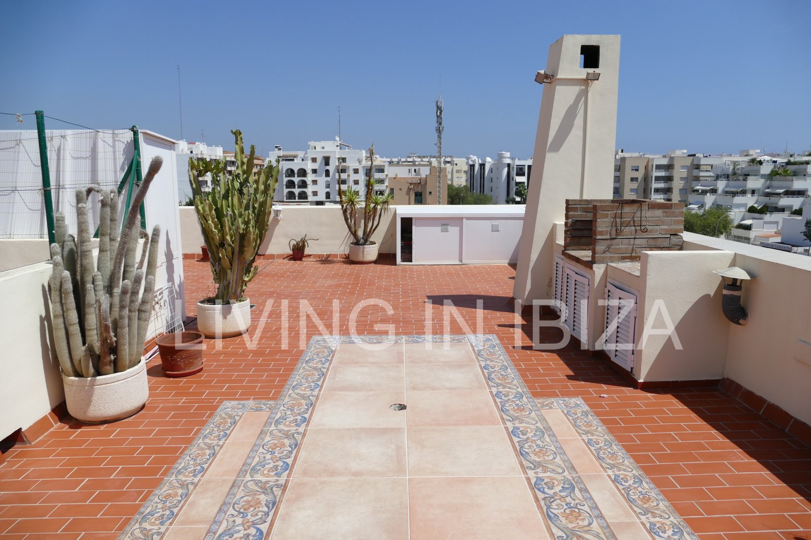 For sale: Bright penthouse with two terraces and 360-degree views in the centre of Santa Eulalia del Río in Ibiza. Optional 1/2 parking spaces