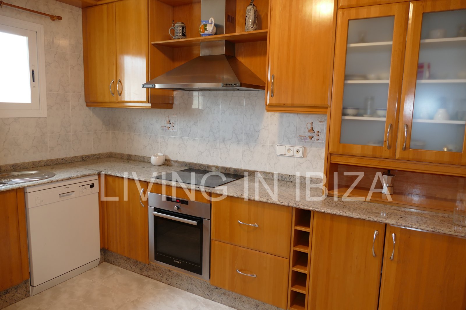 For sale: Bright penthouse with two terraces and 360-degree views in the centre of Santa Eulalia del Río in Ibiza. Optional 1/2 parking spaces