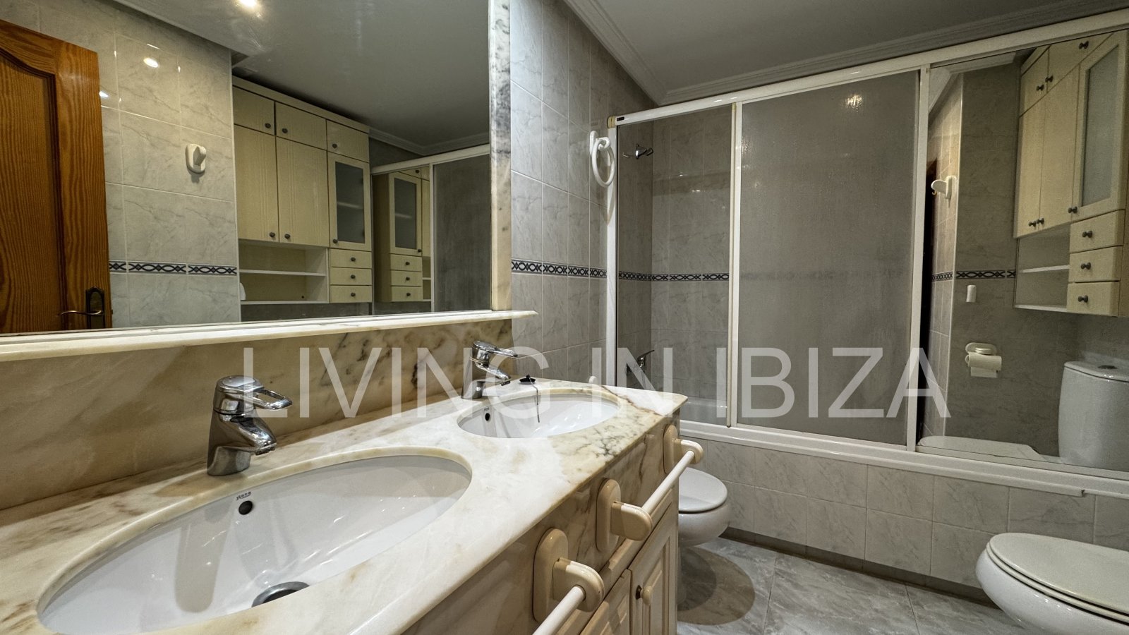 For sale: Bright penthouse with two terraces and 360-degree views in the centre of Santa Eulalia del Río in Ibiza. Optional 1/2 parking spaces