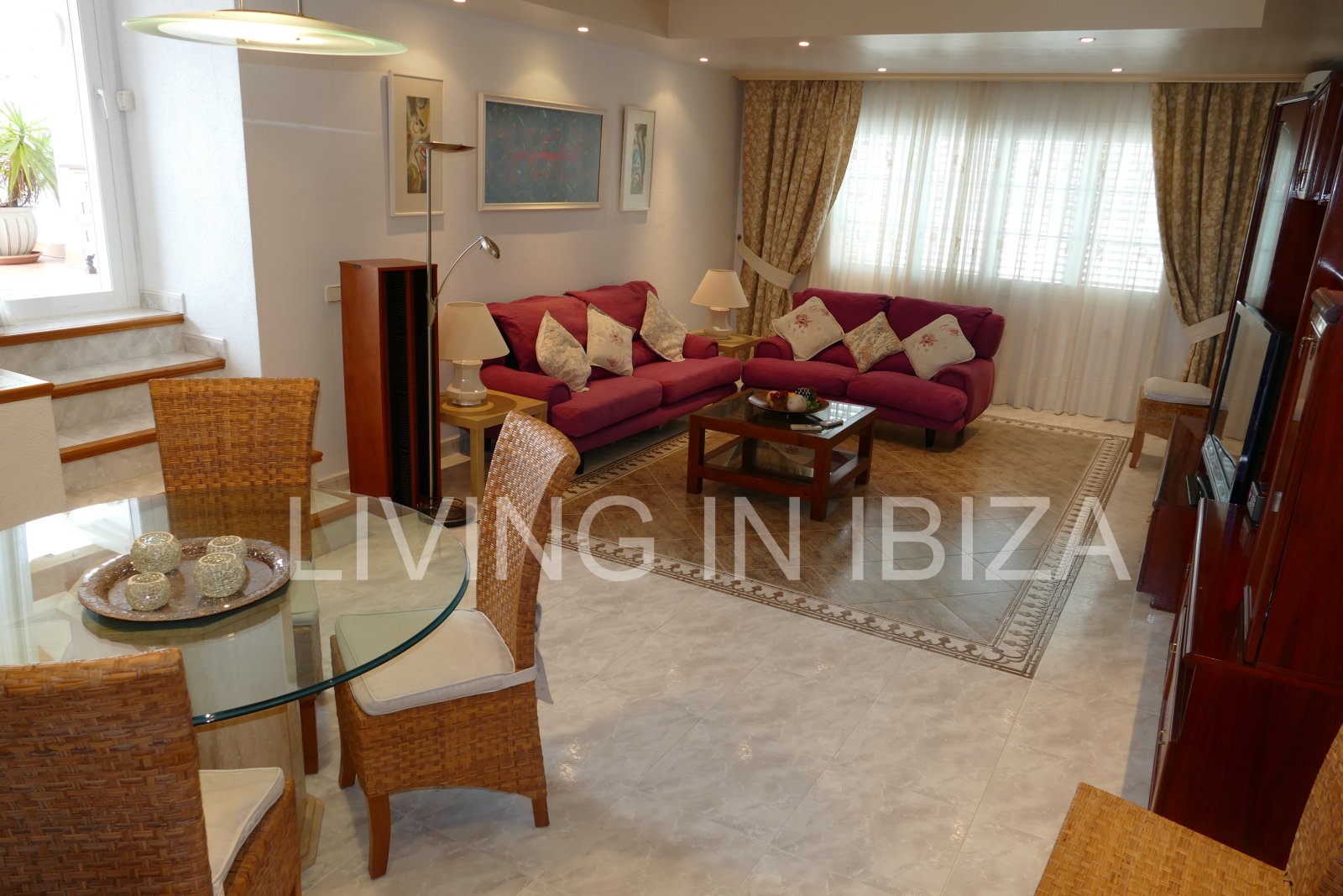 For sale: Bright penthouse with two terraces and 360-degree views in the centre of Santa Eulalia del Río in Ibiza. Optional 1/2 parking spaces