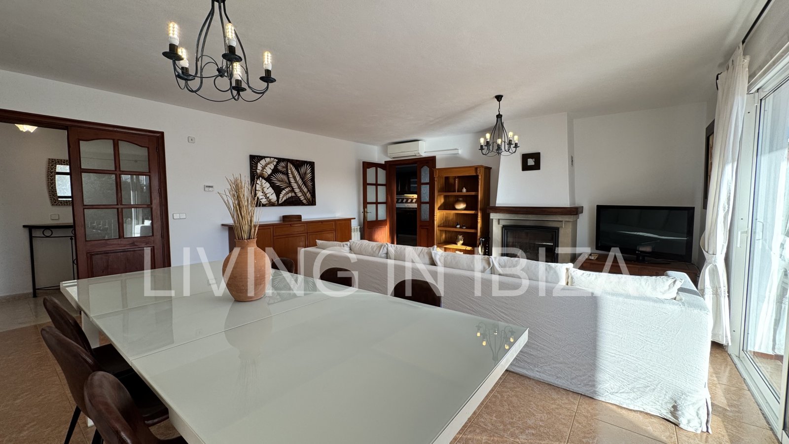 Long-term rental in Santa Eulàlia del Riu, Ibiza. This house offers an ideal setting for year-round living, combining comfort, privacy, and a Medit