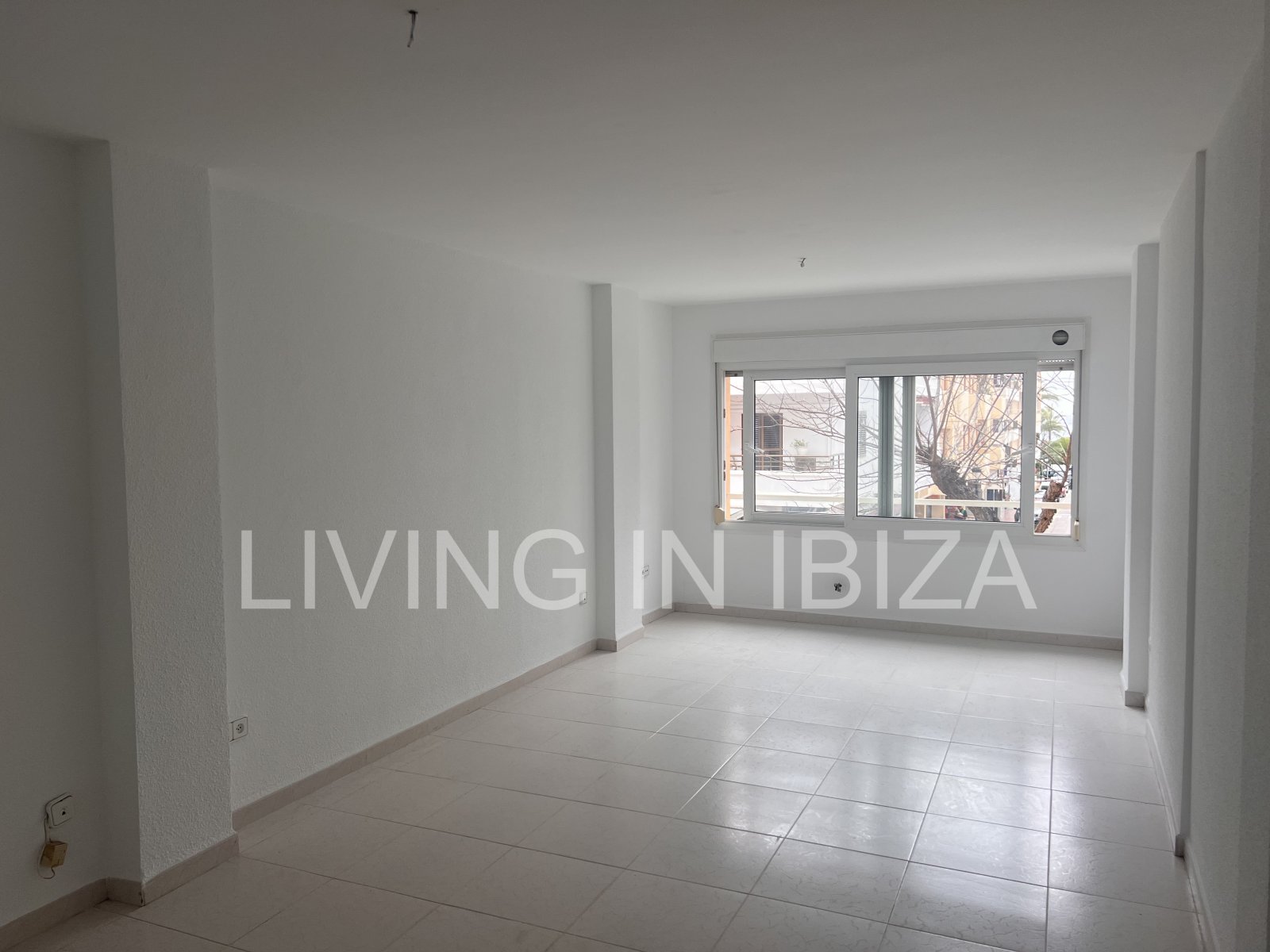 Bright office for annual rent in the centre of Santa Eulàlia del Río (Ibiza) with sea views. Located 200 metres from the seafront promenade.