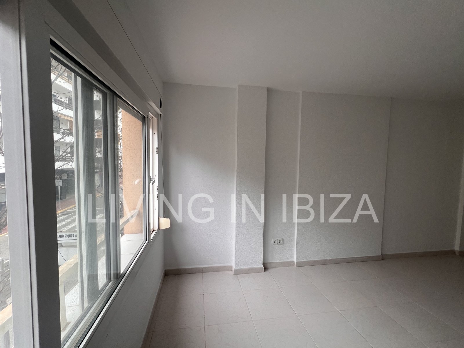 Bright office for annual rent in the centre of Santa Eulàlia del Río (Ibiza) with sea views. Located 200 metres from the seafront promenade.