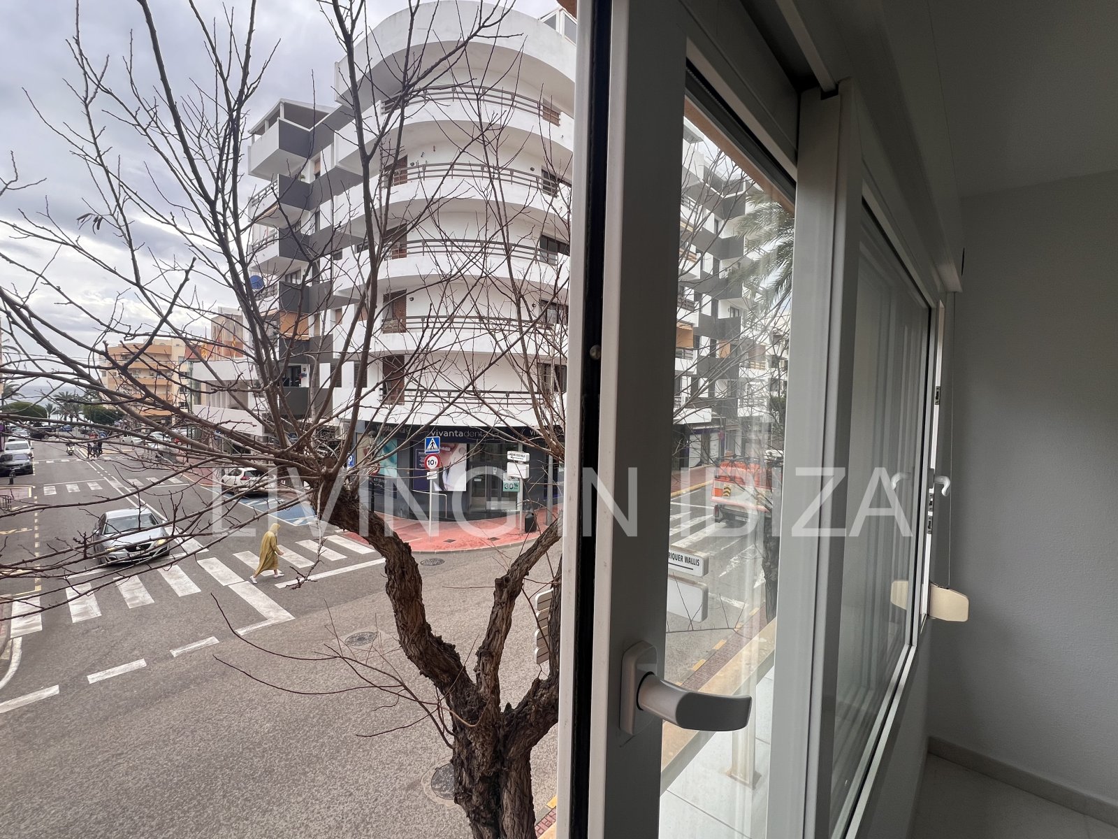 Bright office for annual rent in the centre of Santa Eulàlia del Río (Ibiza) with sea views. Located 200 metres from the seafront promenade.