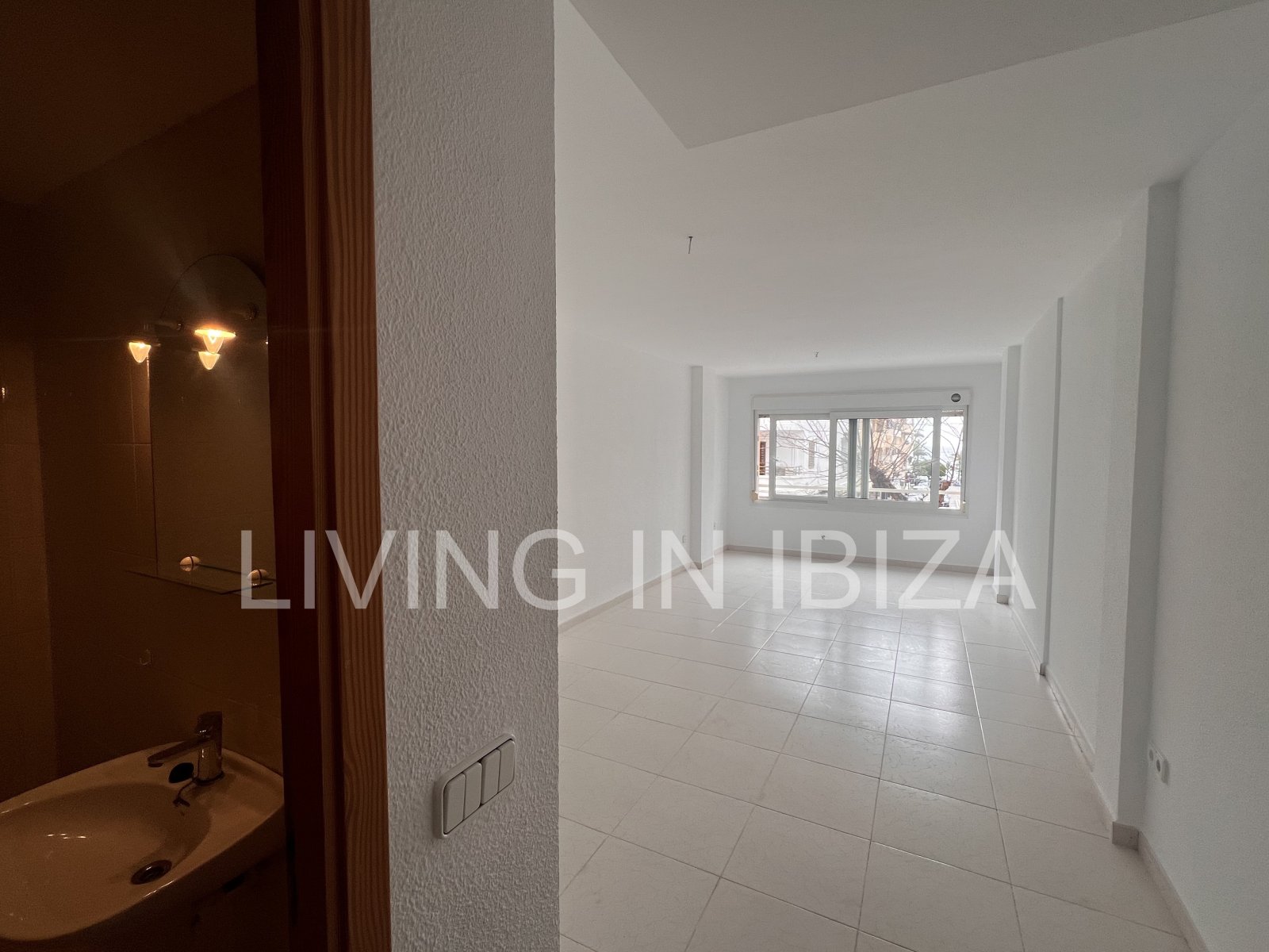 Bright office for annual rent in the centre of Santa Eulàlia del Río (Ibiza) with sea views. Located 200 metres from the seafront promenade.