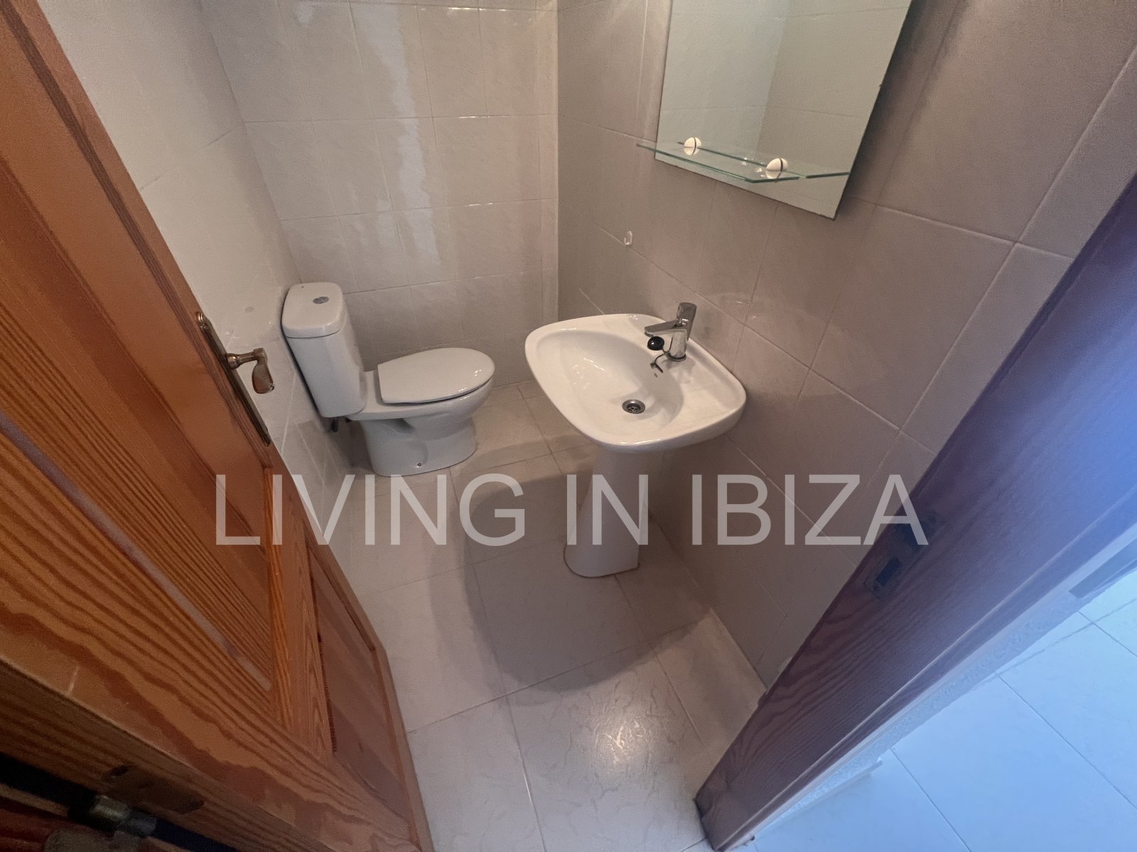 Bright office for annual rent in the centre of Santa Eulàlia del Río (Ibiza) with sea views. Located 200 metres from the seafront promenade.