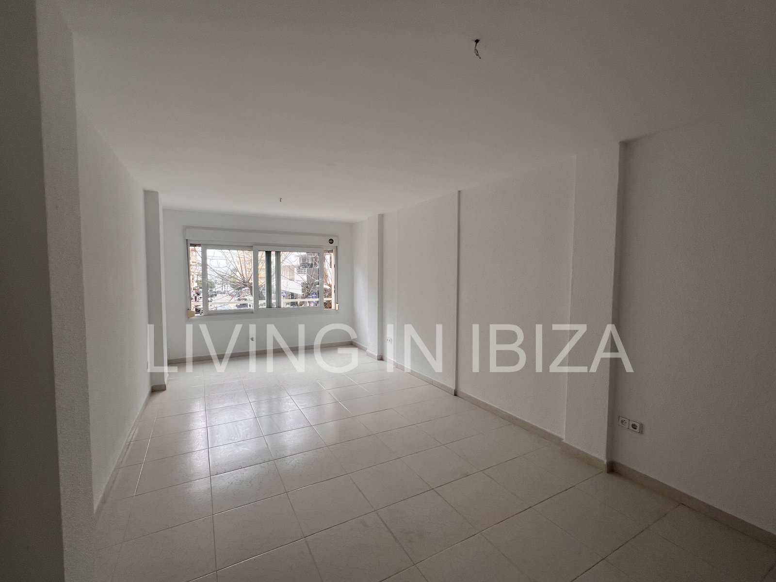 Bright office for annual rent in the centre of Santa Eulàlia del Río (Ibiza) with sea views. Located 200 metres from the seafront promenade.