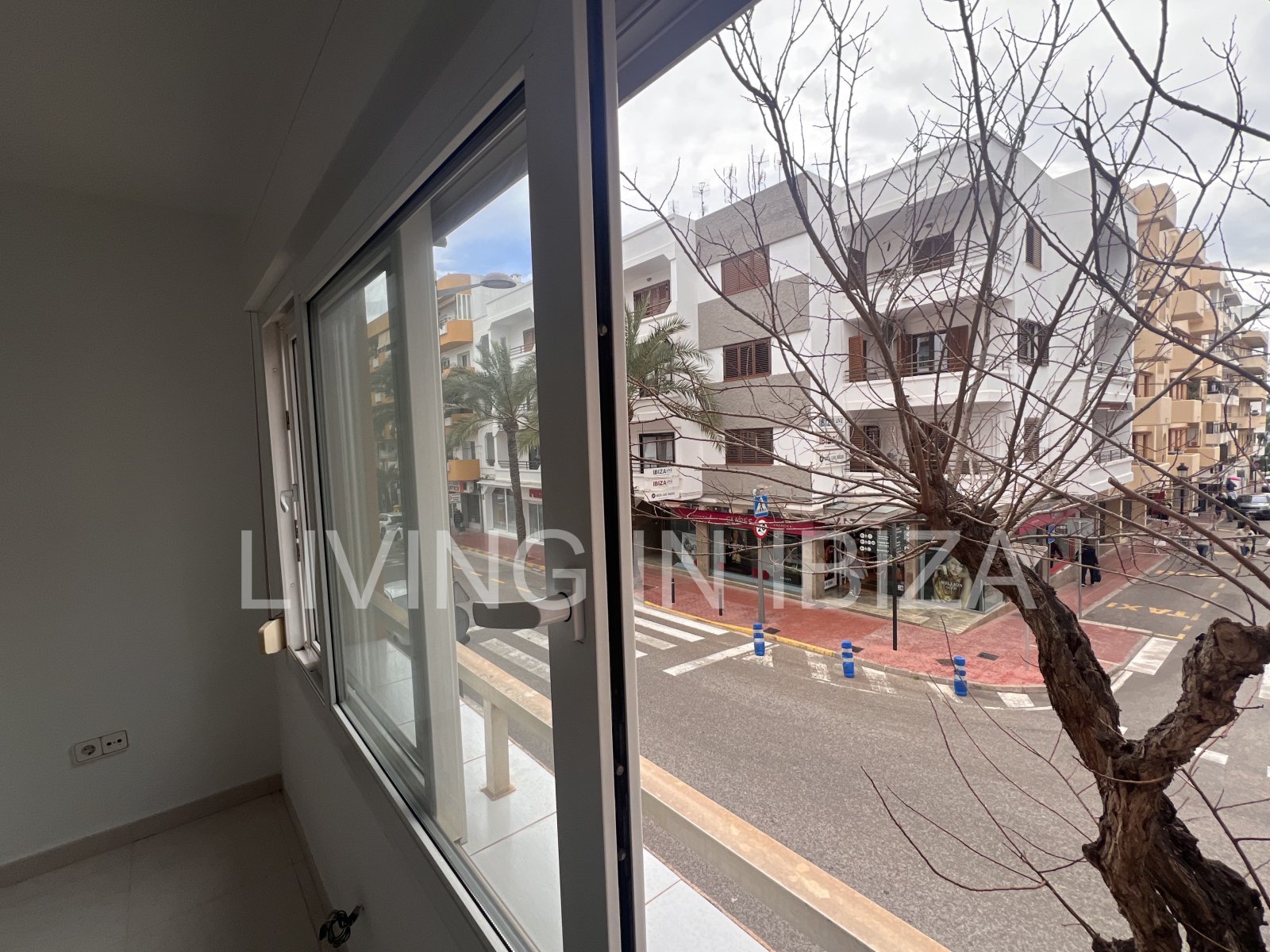 Bright office for annual rent in the centre of Santa Eulàlia del Río (Ibiza) with sea views. Located 200 metres from the seafront promenade.