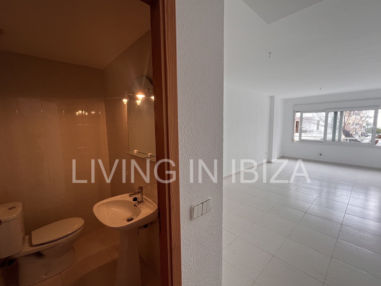 Bright office for annual rent in the centre of Santa Eulàlia del Río (Ibiza) with sea views. Located 200 metres from the seafront promenade.