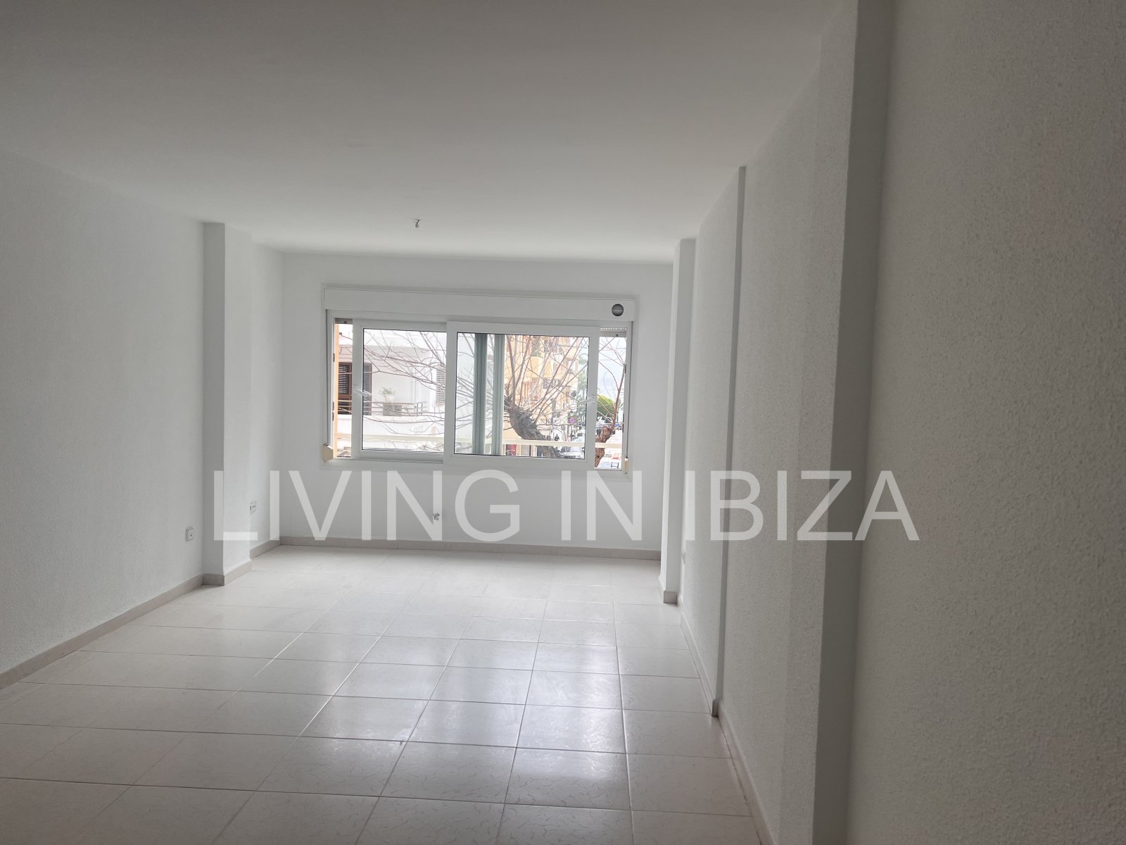 Bright office for annual rent in the centre of Santa Eulàlia del Río (Ibiza) with sea views. Located 200 metres from the seafront promenade.