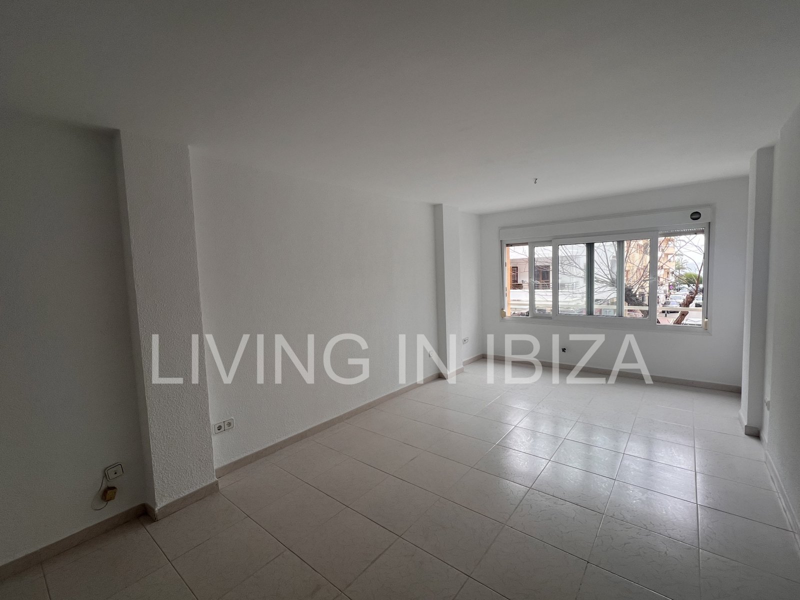 Bright office for annual rent in the centre of Santa Eulàlia del Río (Ibiza) with sea views. Located 200 metres from the seafront promenade.