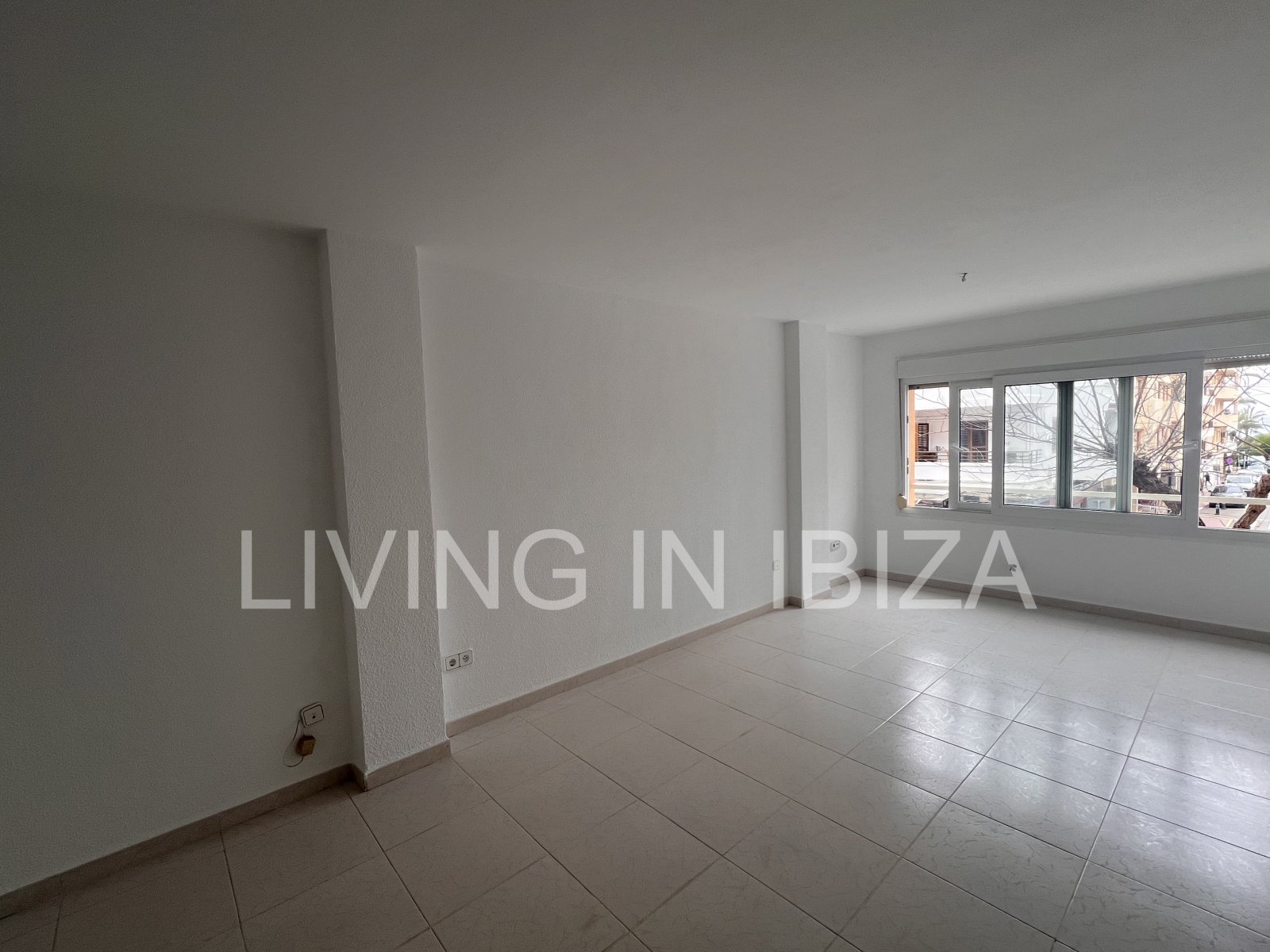 Bright office for annual rent in the centre of Santa Eulàlia del Río (Ibiza) with sea views. Located 200 metres from the seafront promenade.