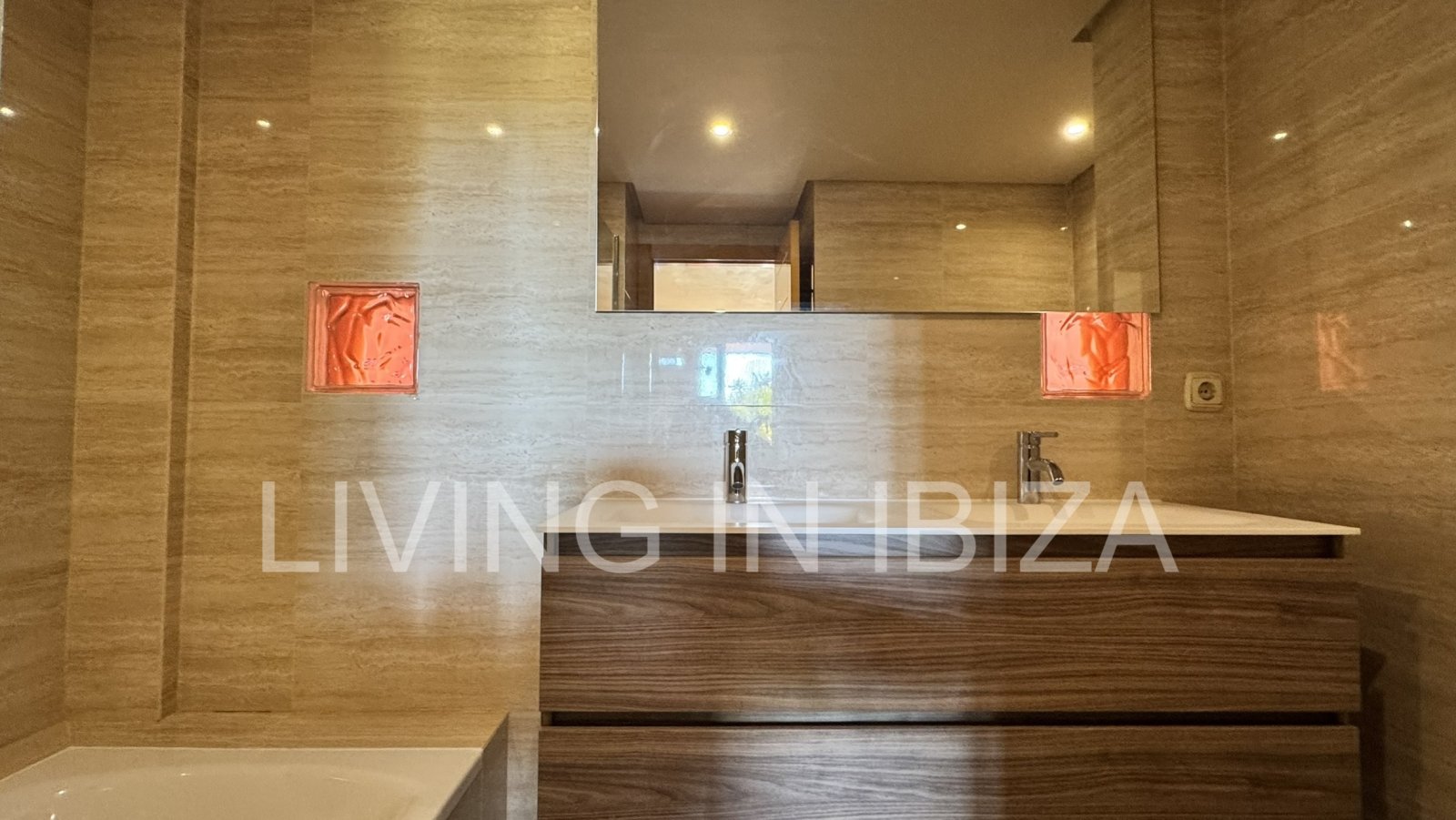 For sale: A flat in Roca Llisa, Ibiza, with a large sun terrace, two bedrooms, a pool, and a parking space.