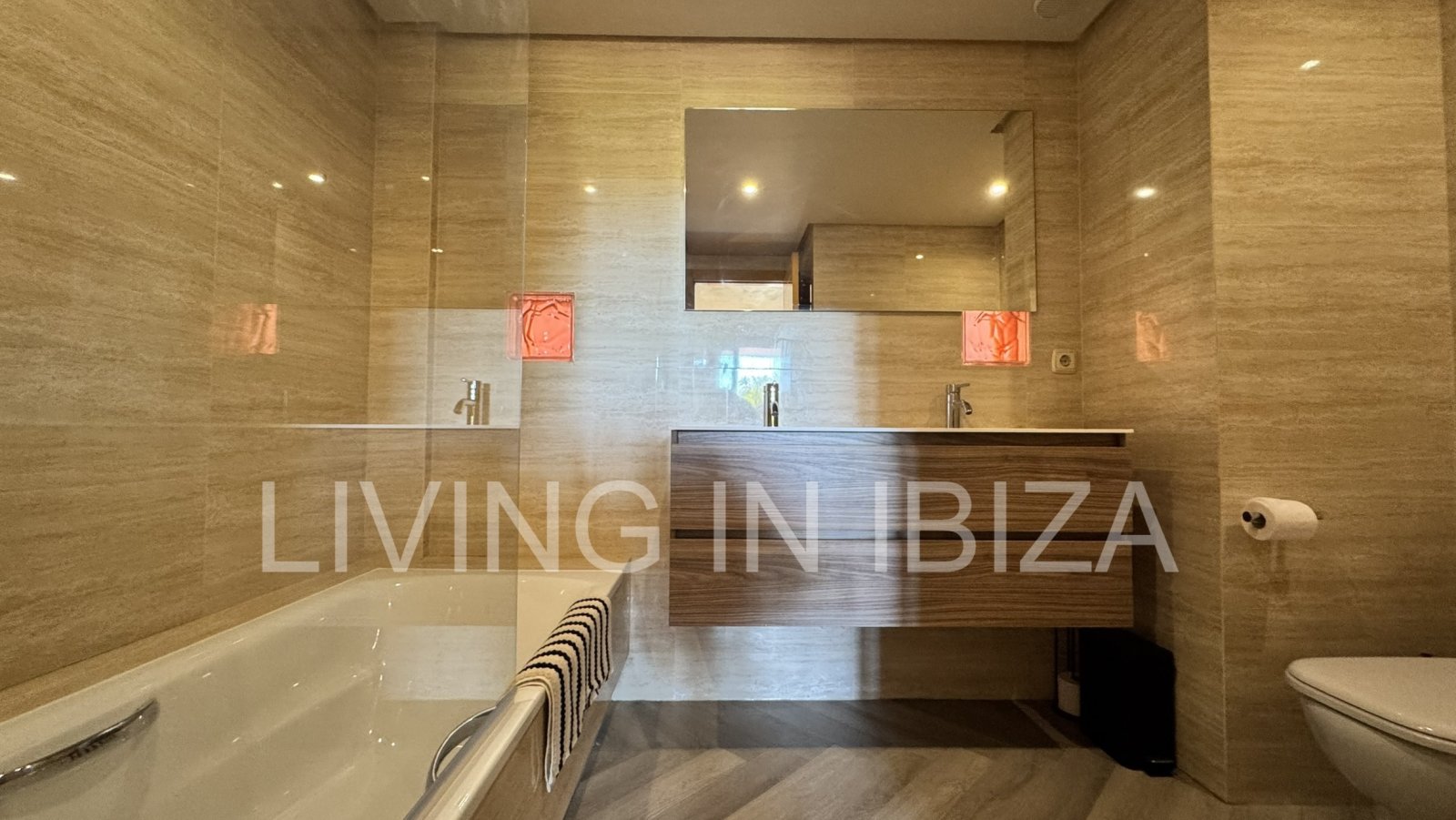 For sale: A flat in Roca Llisa, Ibiza, with a large sun terrace, two bedrooms, a pool, and a parking space.