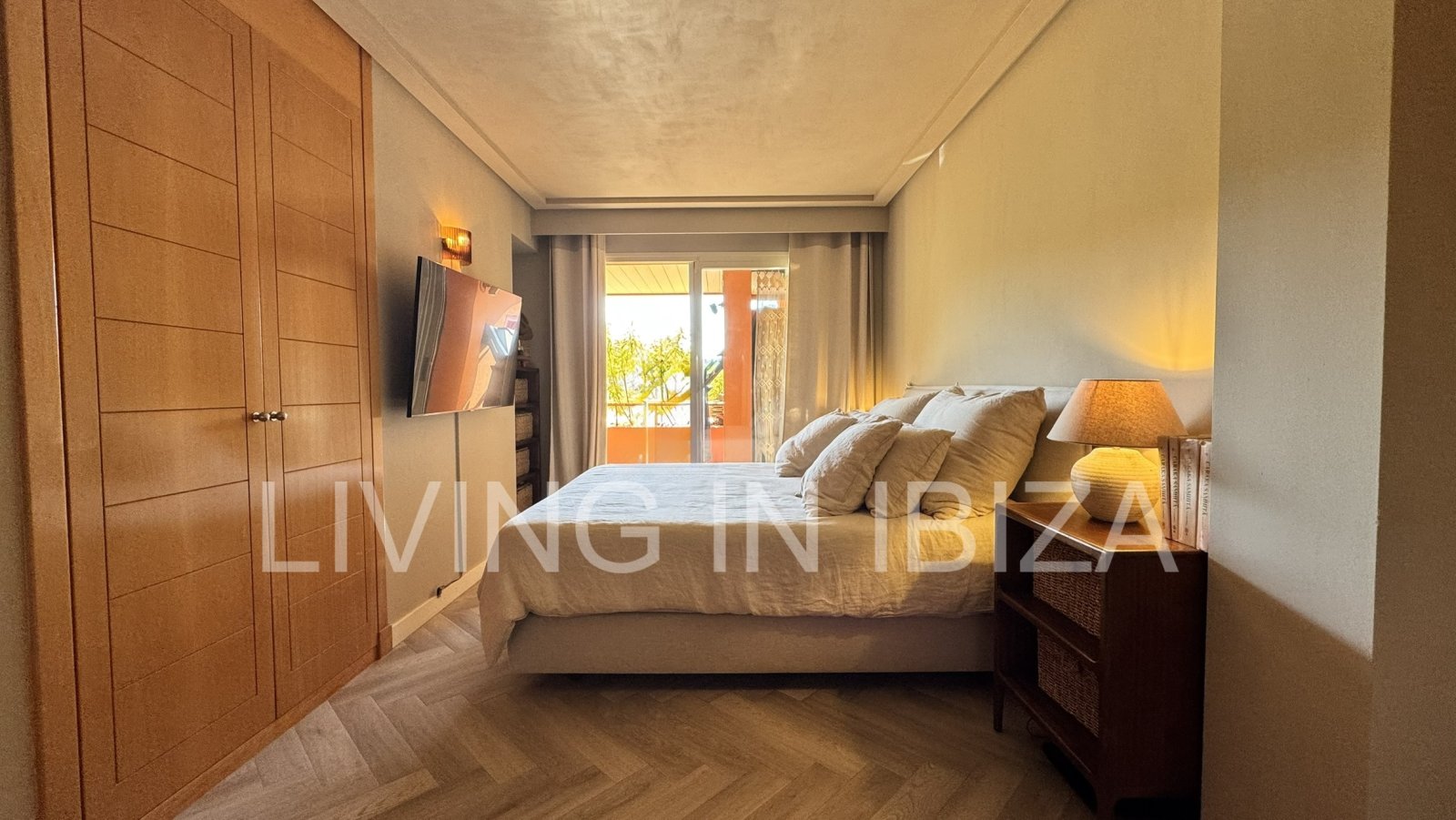 For sale: A flat in Roca Llisa, Ibiza, with a large sun terrace, two bedrooms, a pool, and a parking space.