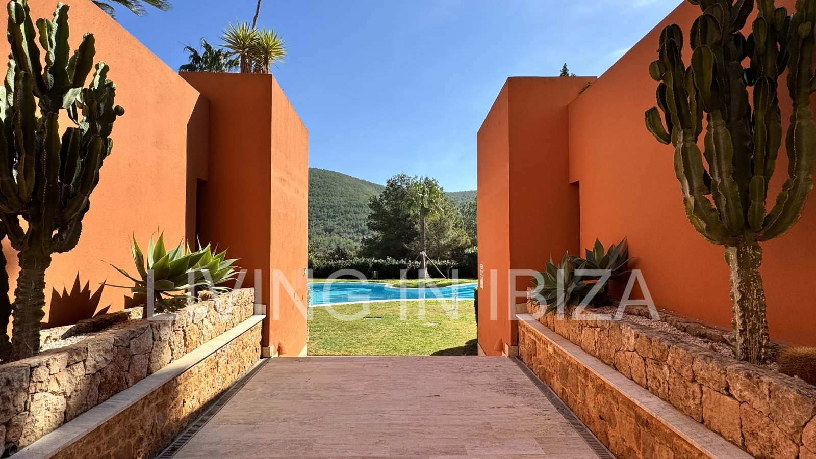 For sale: A flat in Roca Llisa, Ibiza, with a large sun terrace, two bedrooms, a pool, and a parking space.