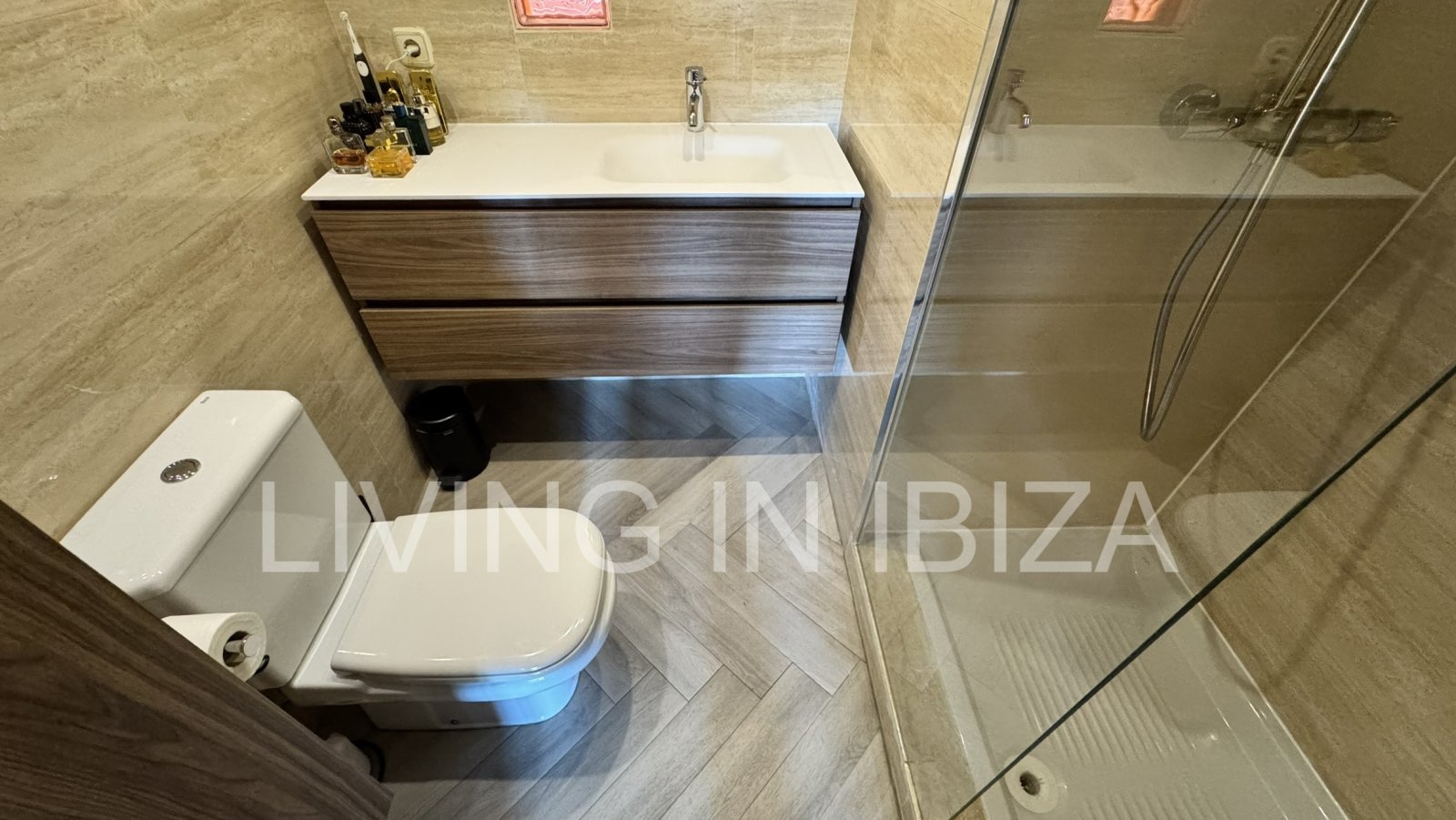 For sale: A flat in Roca Llisa, Ibiza, with a large sun terrace, two bedrooms, a pool, and a parking space.