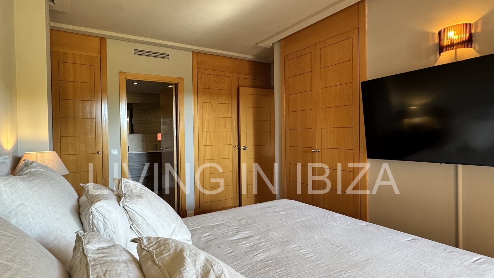 For sale: A flat in Roca Llisa, Ibiza, with a large sun terrace, two bedrooms, a pool, and a parking space.