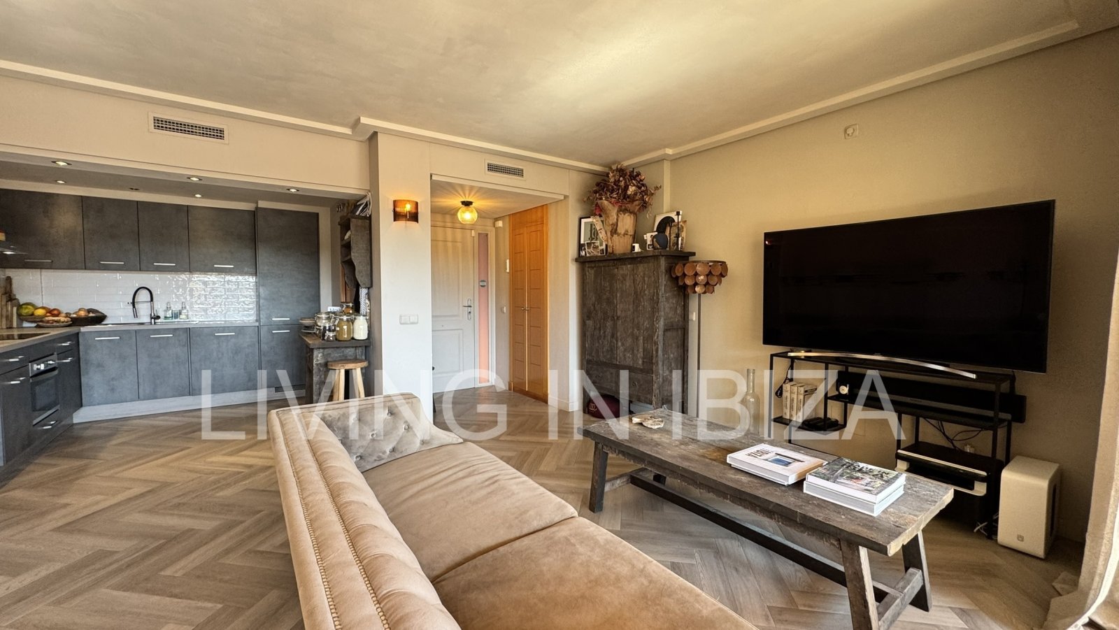 For sale: A flat in Roca Llisa, Ibiza, with a large sun terrace, two bedrooms, a pool, and a parking space.