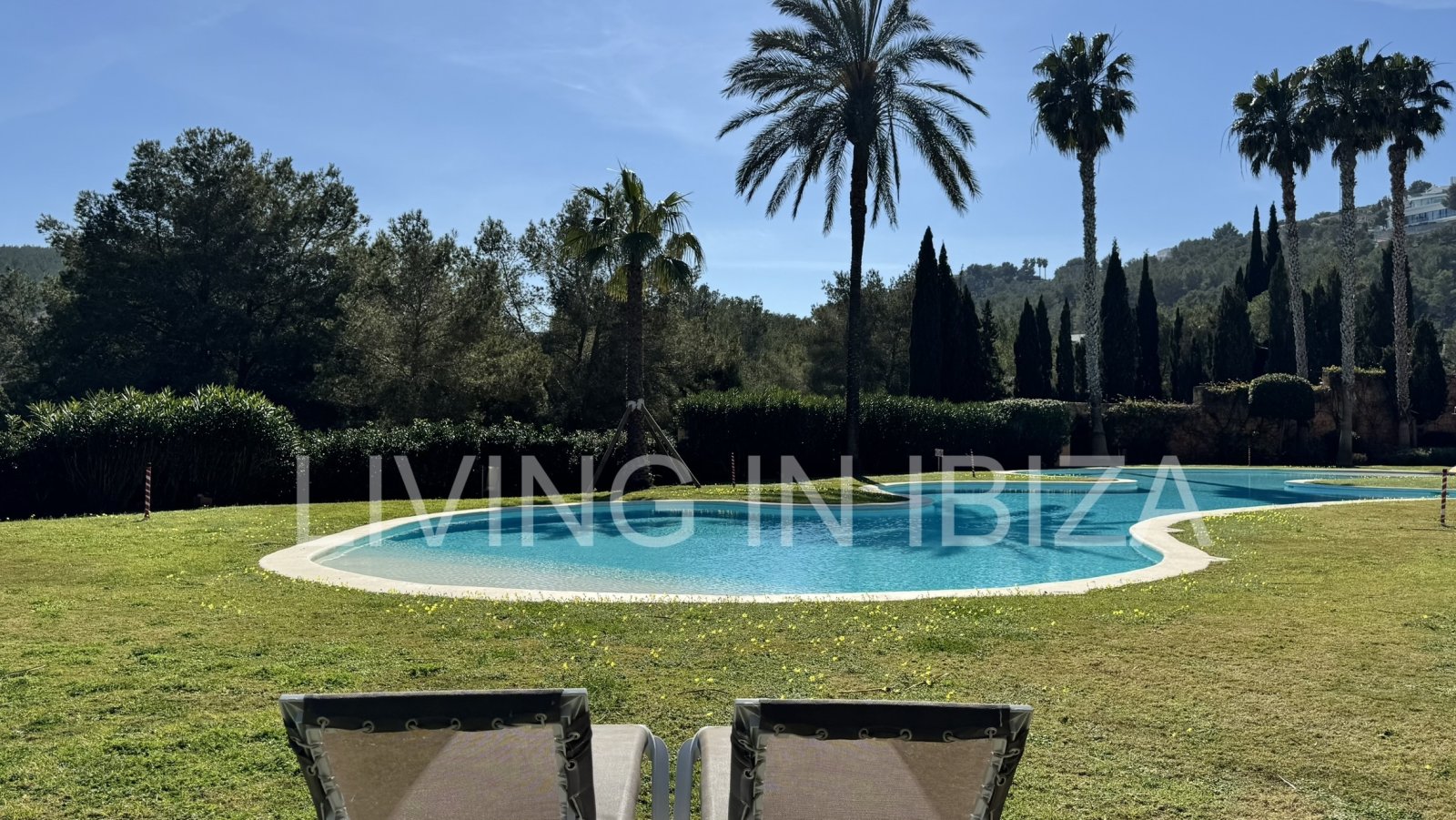 For sale: A flat in Roca Llisa, Ibiza, with a large sun terrace, two bedrooms, a pool, and a parking space.